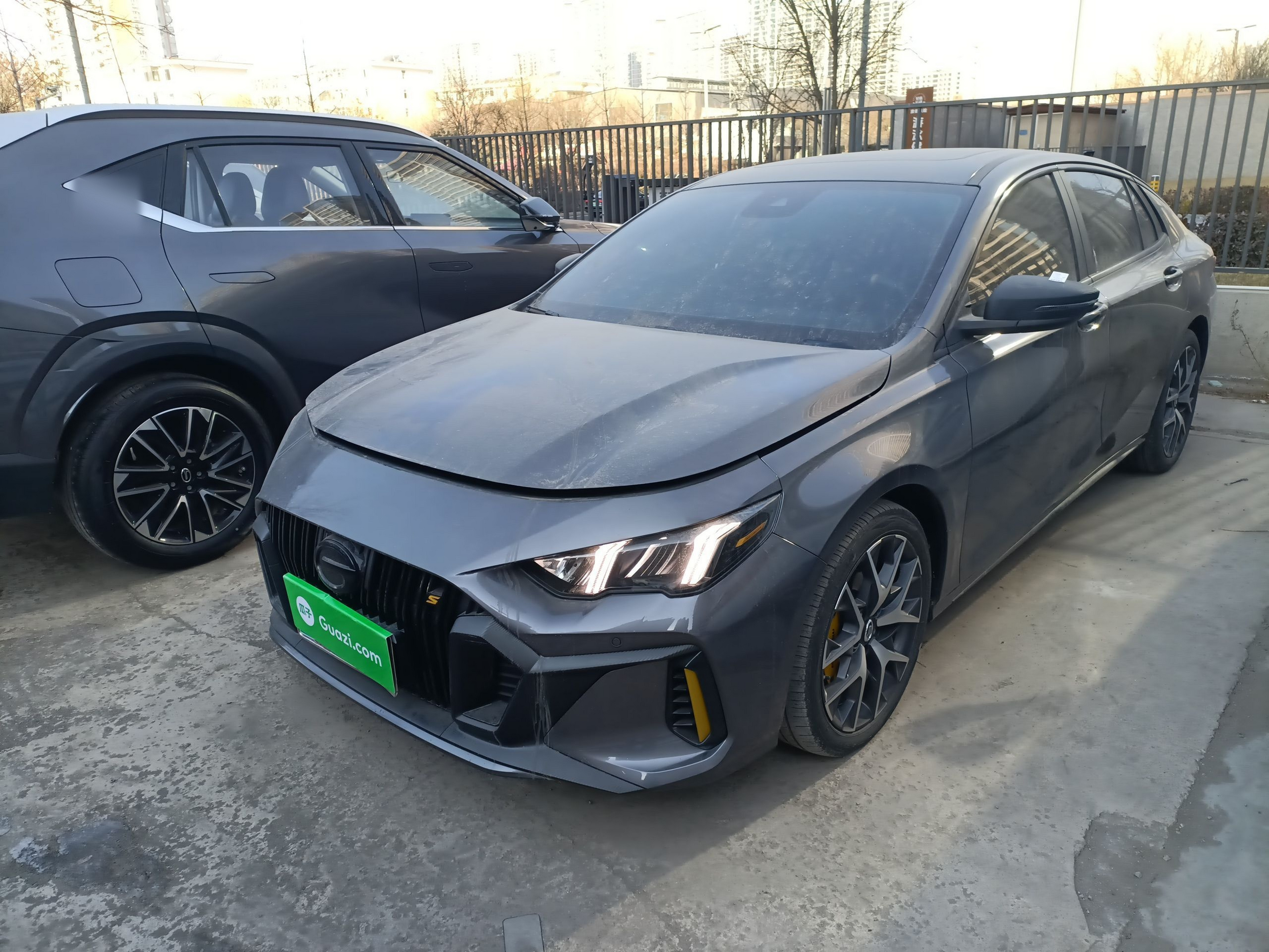 تحت مقدمة السيارة