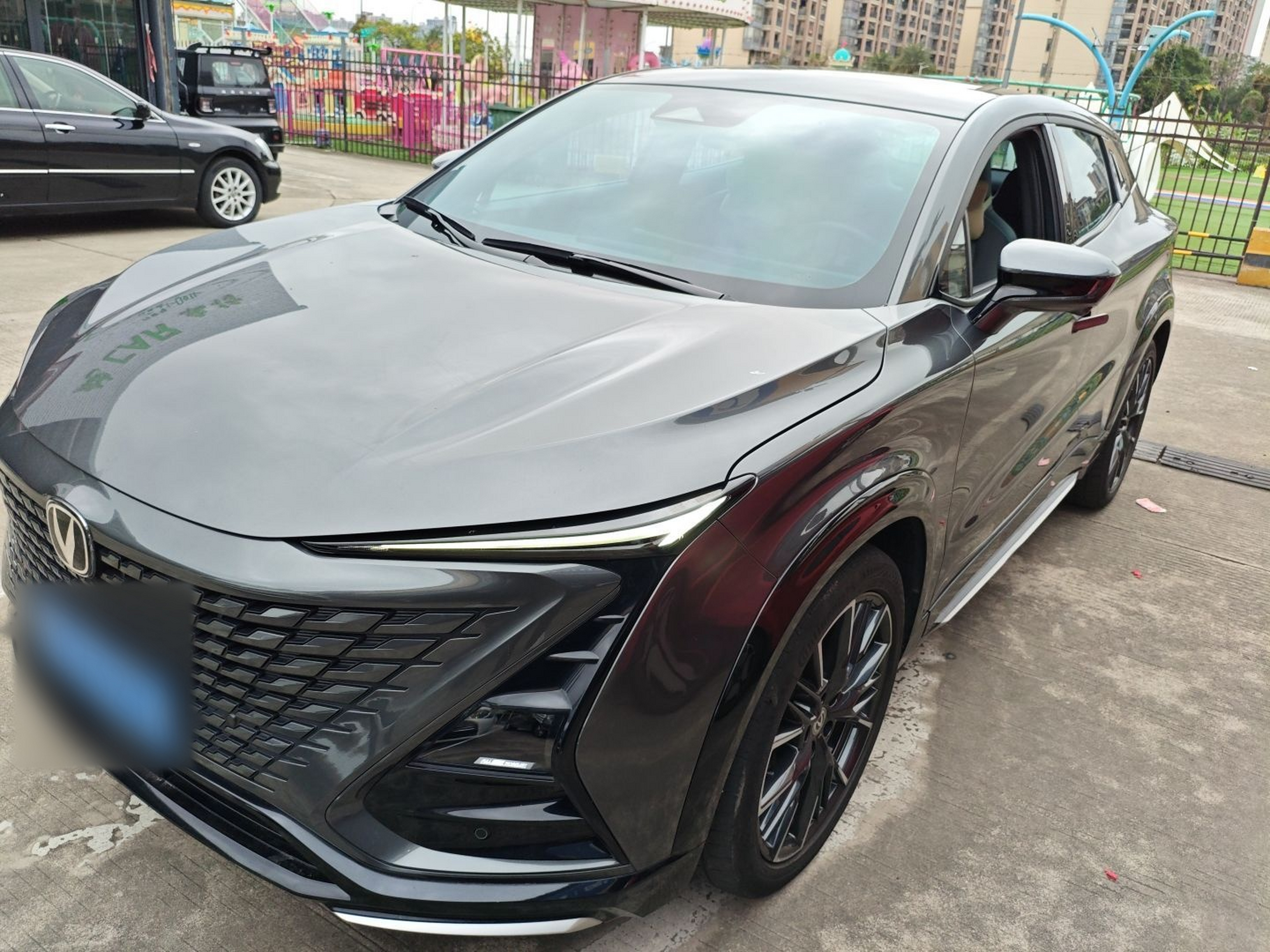 Под передней частью автомобиля