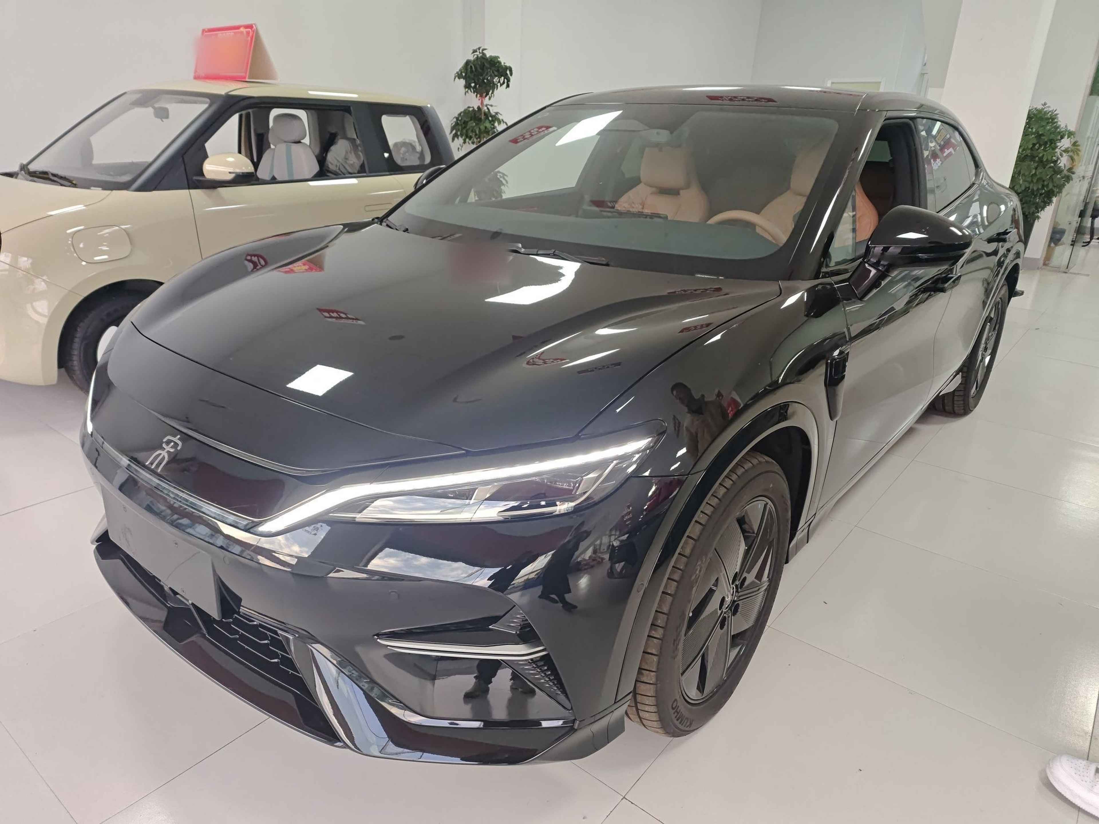 Под передней частью автомобиля