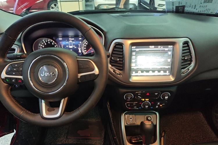 Used  Compass 2017 200T Automatic Family Edition
