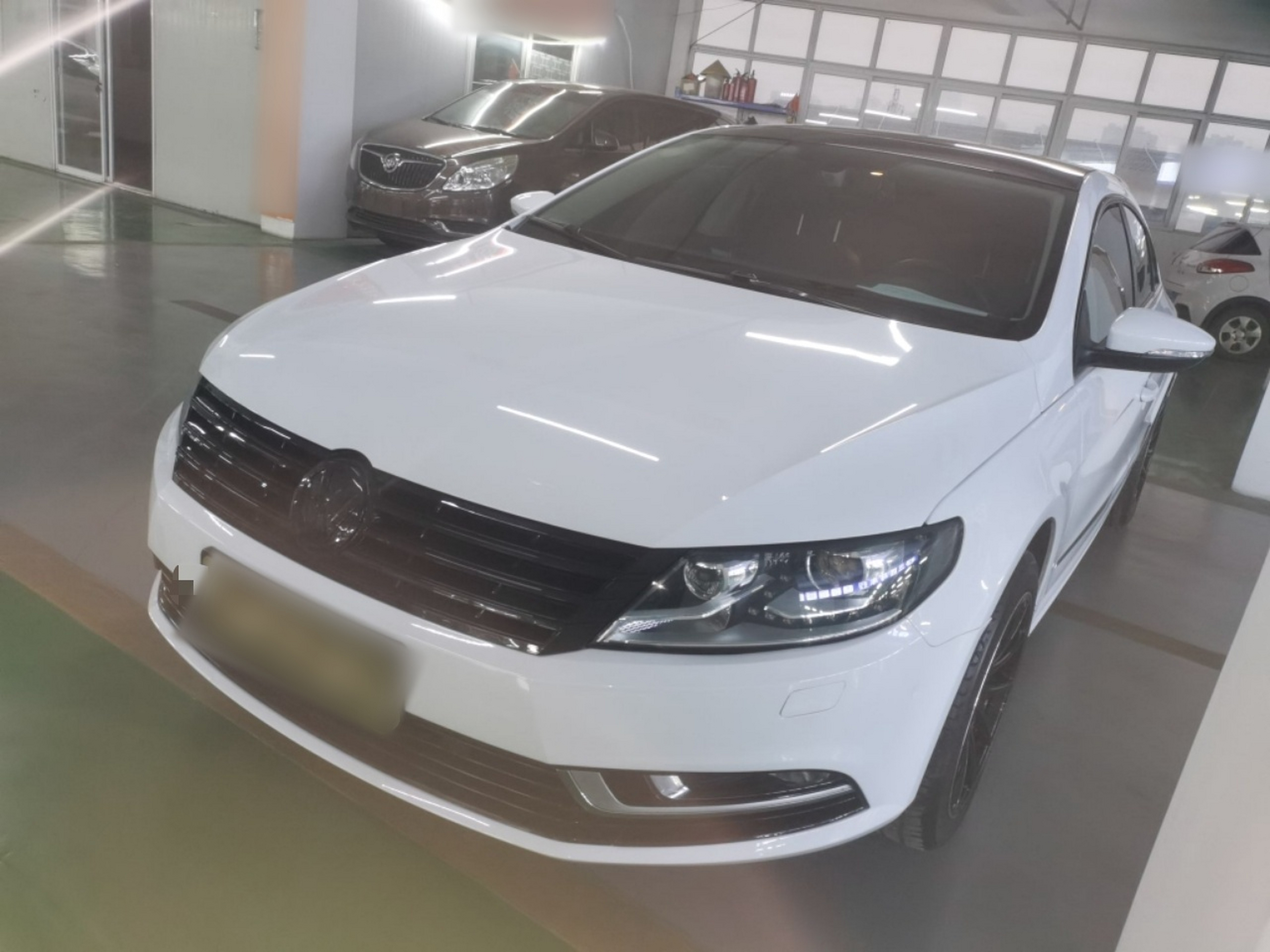 تحت مقدمة السيارة