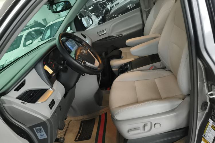 Used Toyota Sienna 2015 3.5L Two-Wheel Drive L Version—U.S. Specification