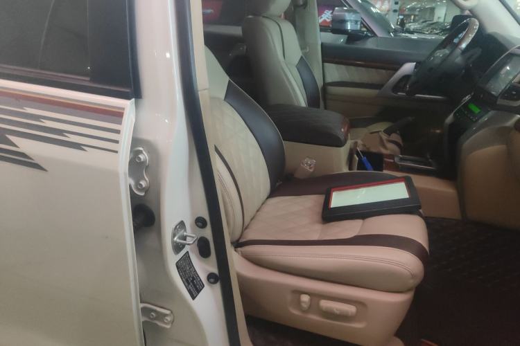 Used Toyota Land Cruiser 2015 4.0L VX-R 8-Seater Middle East Version
