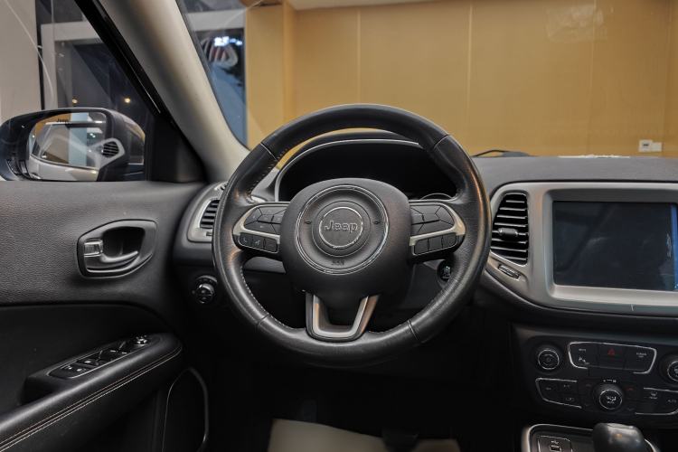 Used  Compass 2017 200T Automatic Family Edition
