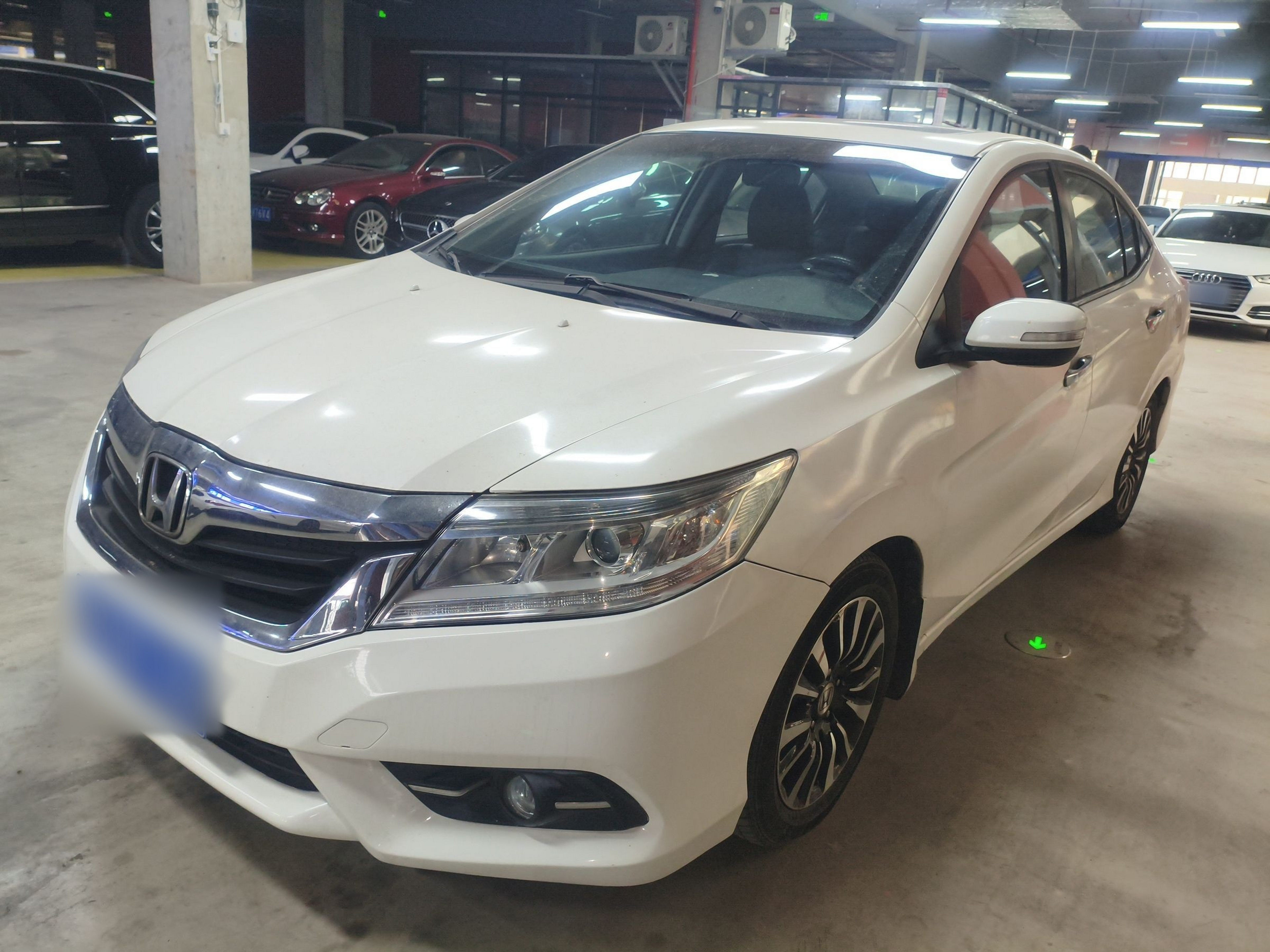 Под передней частью автомобиля