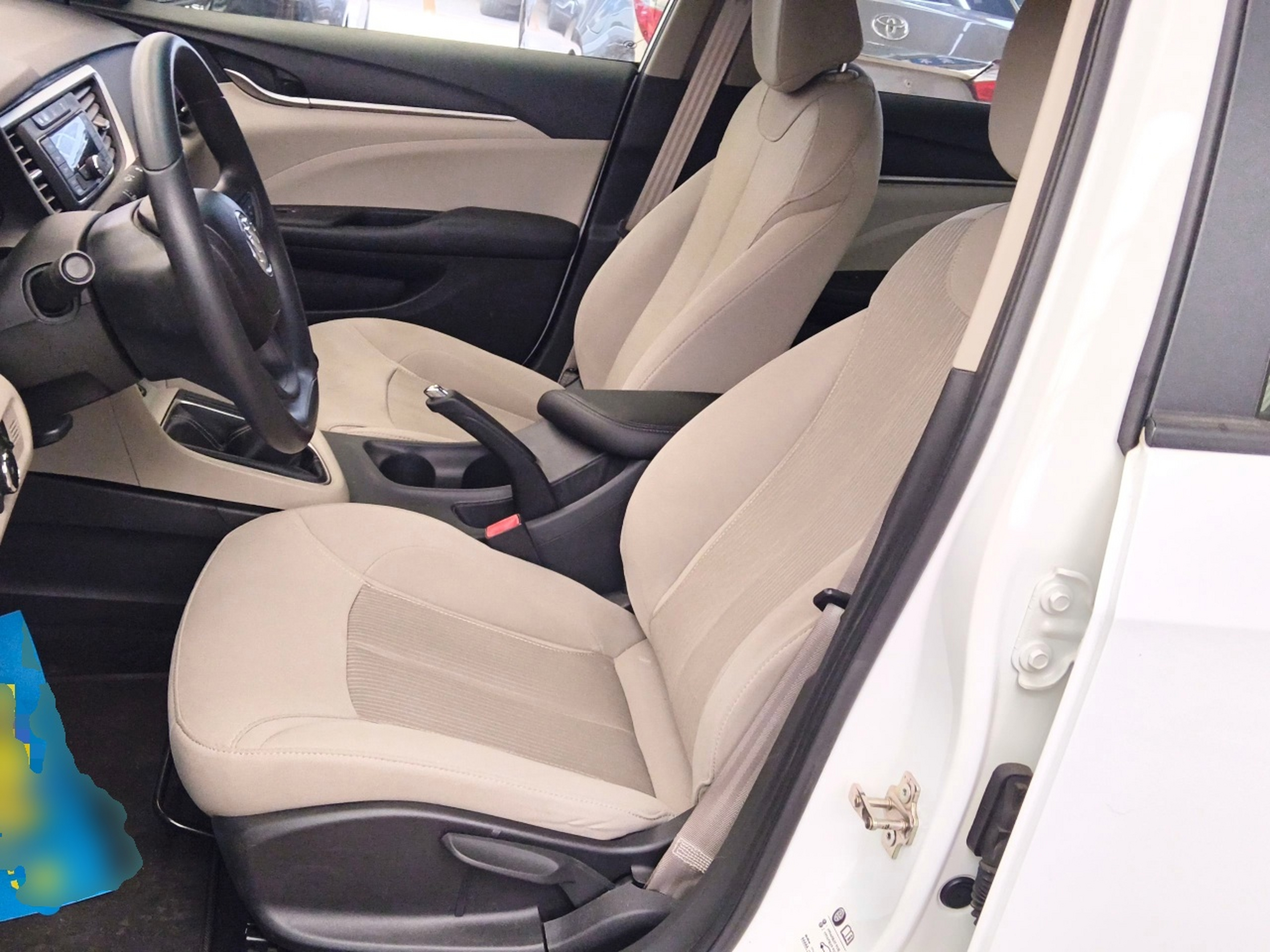 Переднее сиденье в автомобиле