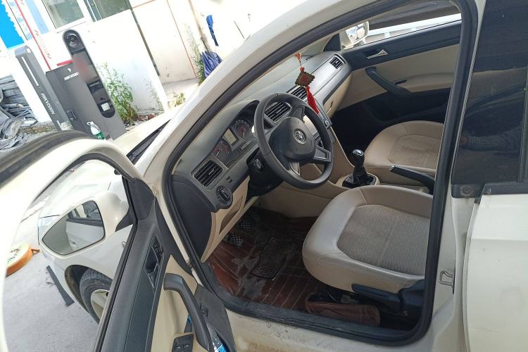 Used Skoda Rapid 2015 1.6L Manual Smart Selection Model
