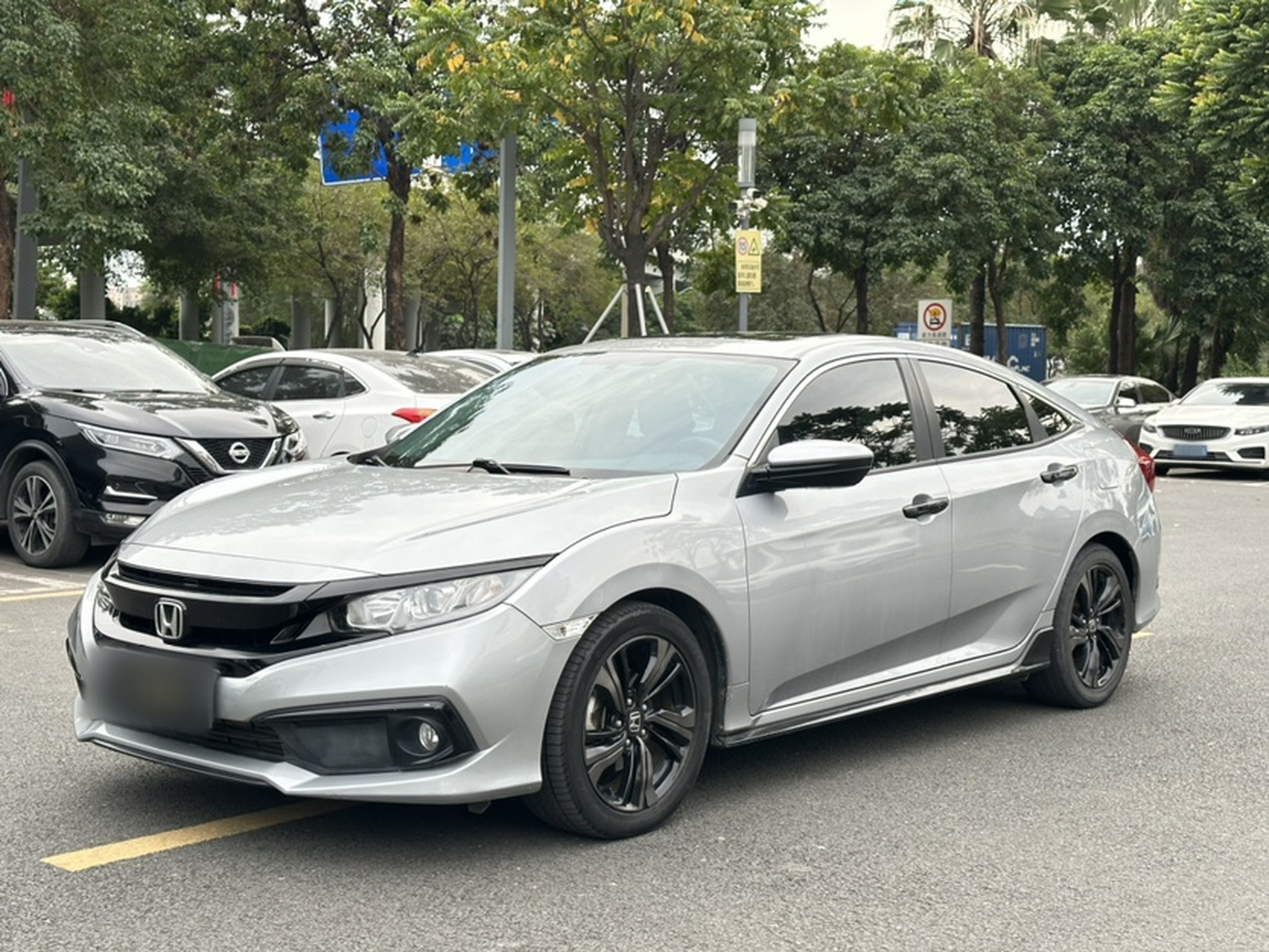 Под передней частью автомобиля