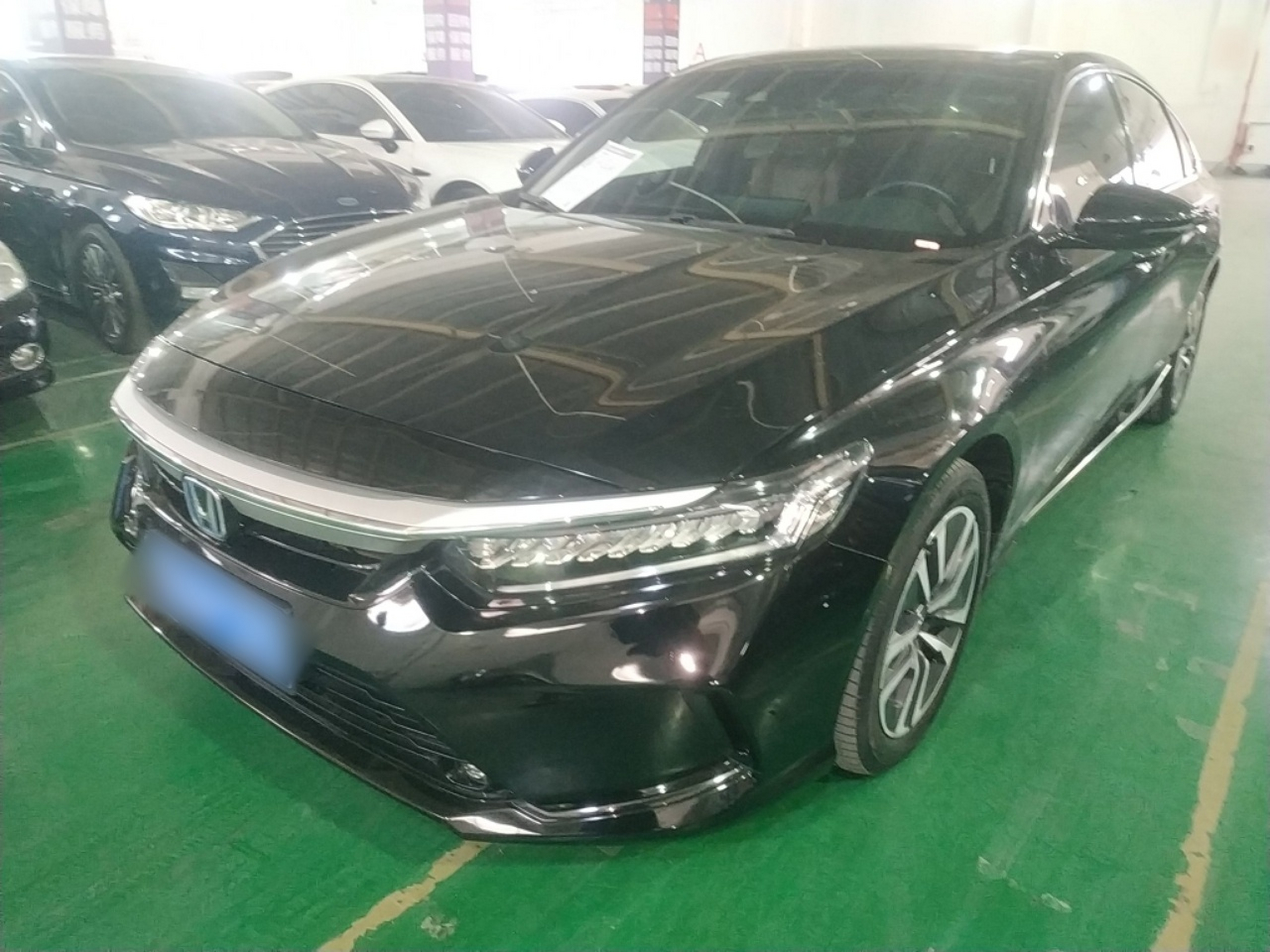 تحت مقدمة السيارة