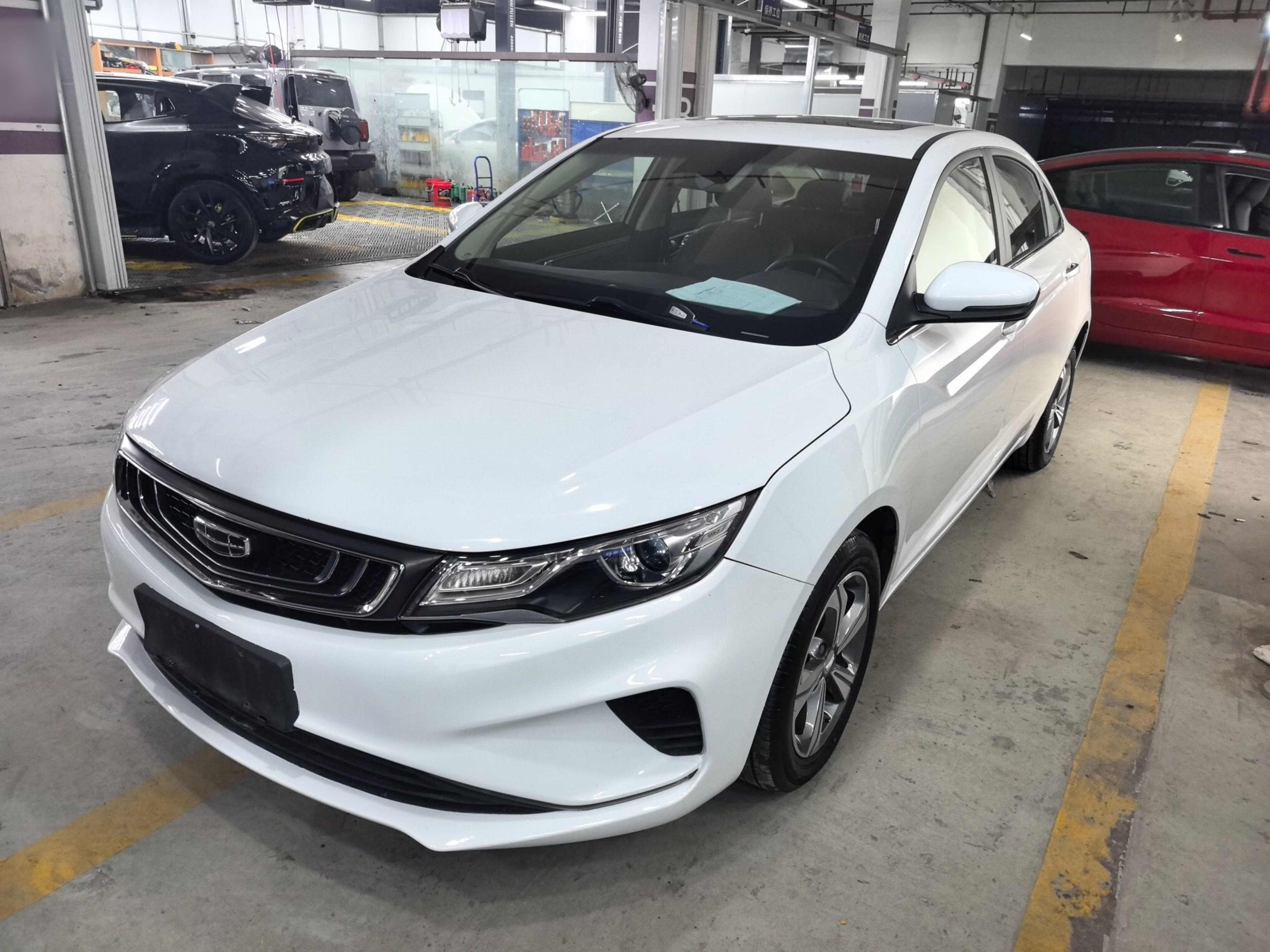 تحت مقدمة السيارة