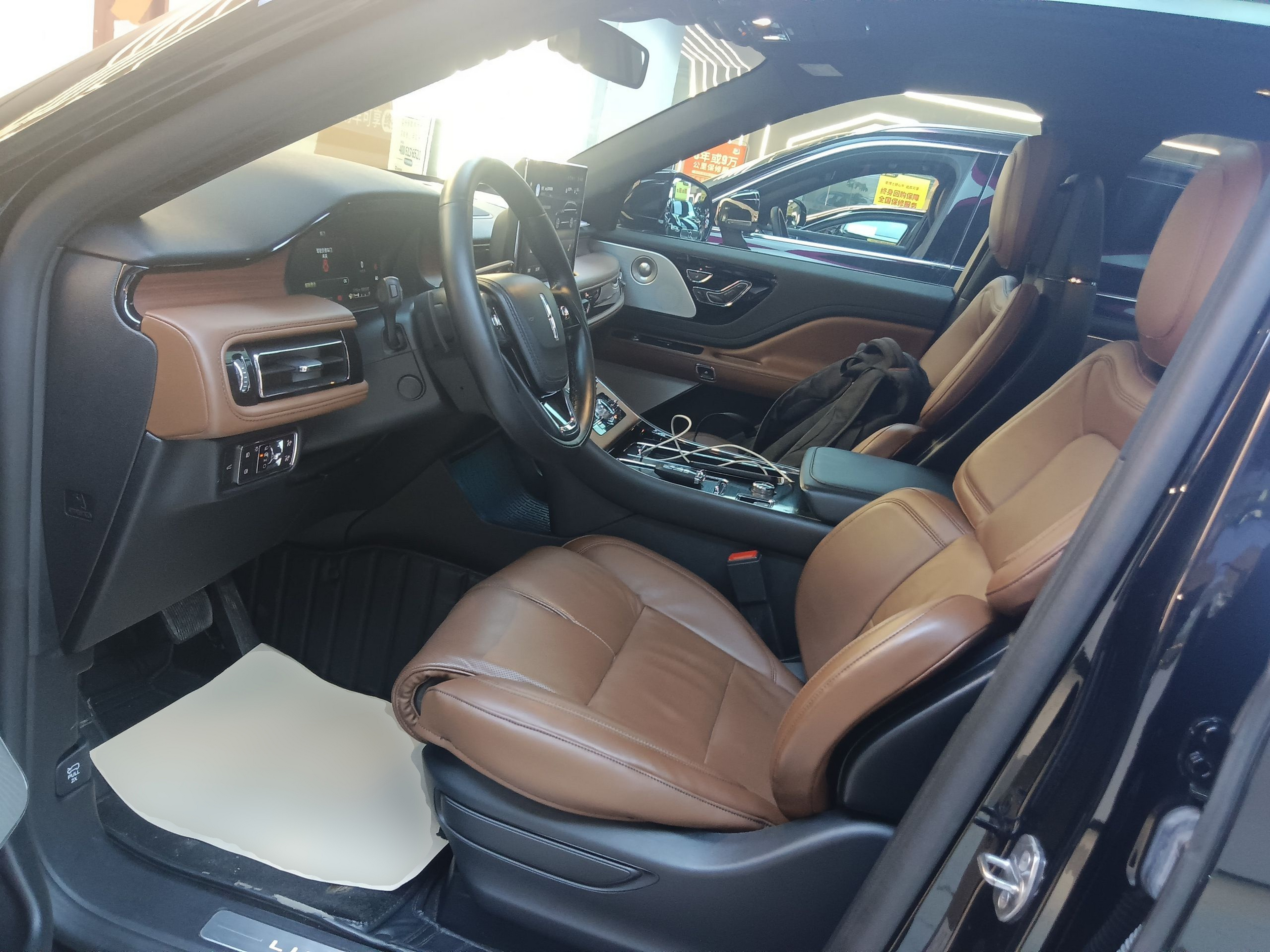 المقاعد الأمامية داخل السيارة