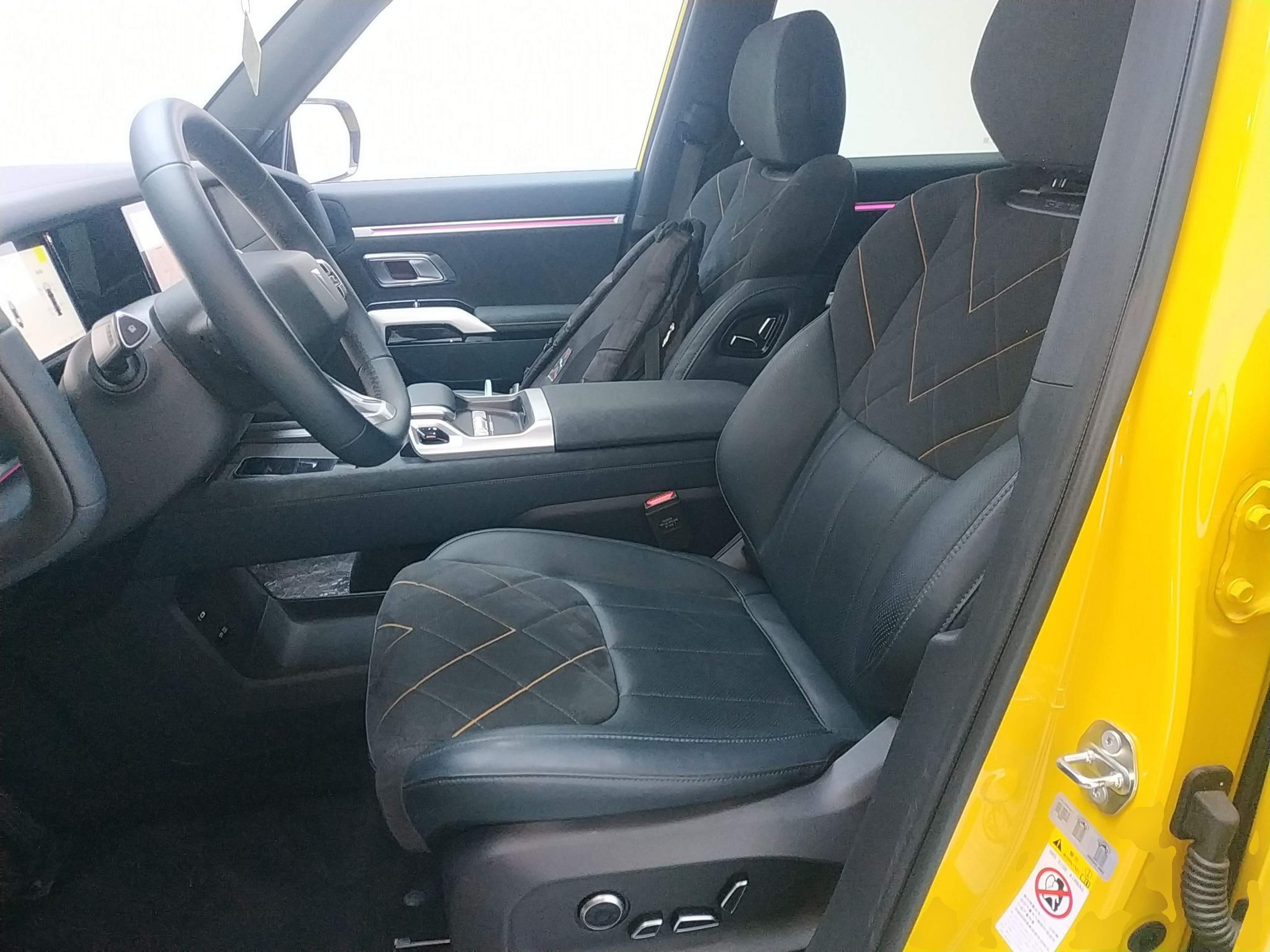 المقاعد الأمامية داخل السيارة