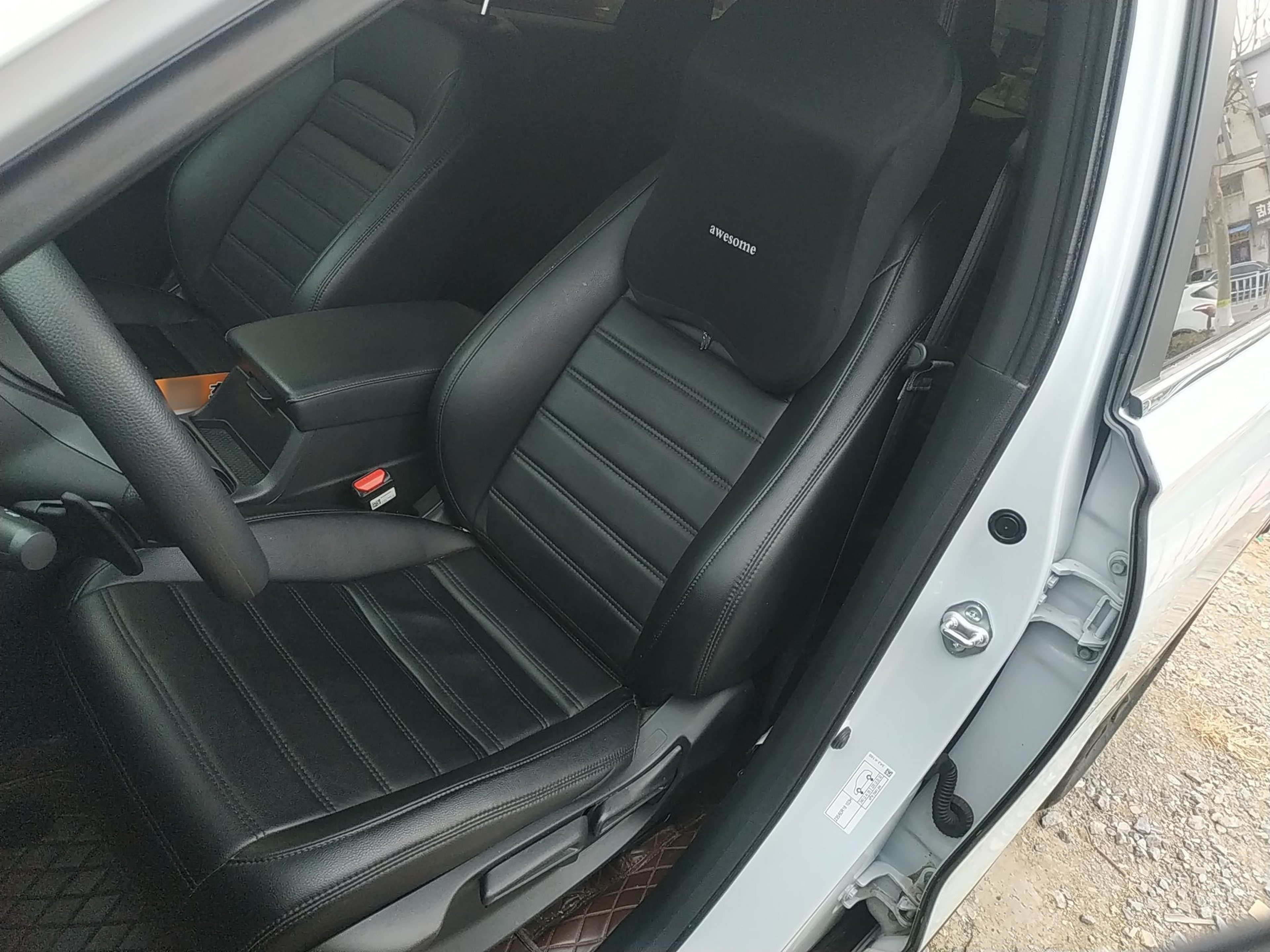 Переднее сиденье в автомобиле