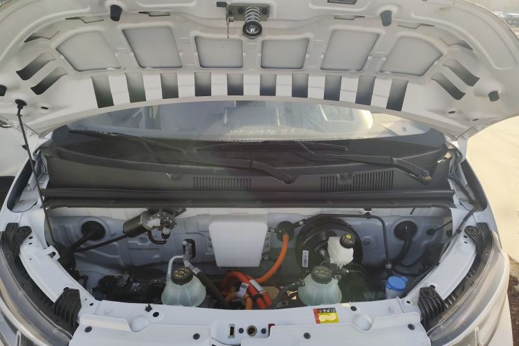 Used Wuling Yangguang 2024 300KM Comfort Version Passenger Van 75kW