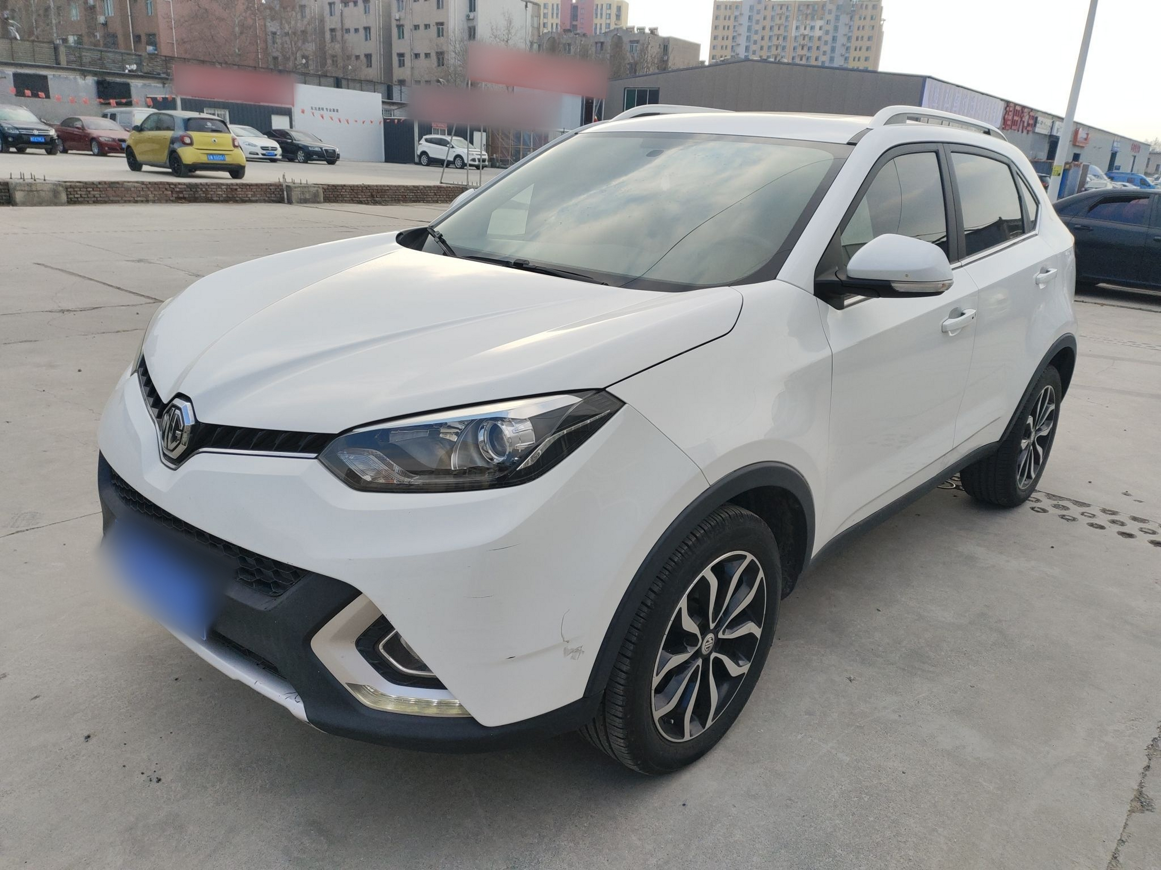 تحت مقدمة السيارة