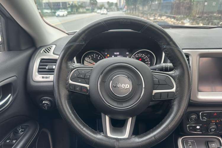 Used  Compass 2019 200T Automatic Family Edition - Connected Large Screen Version
