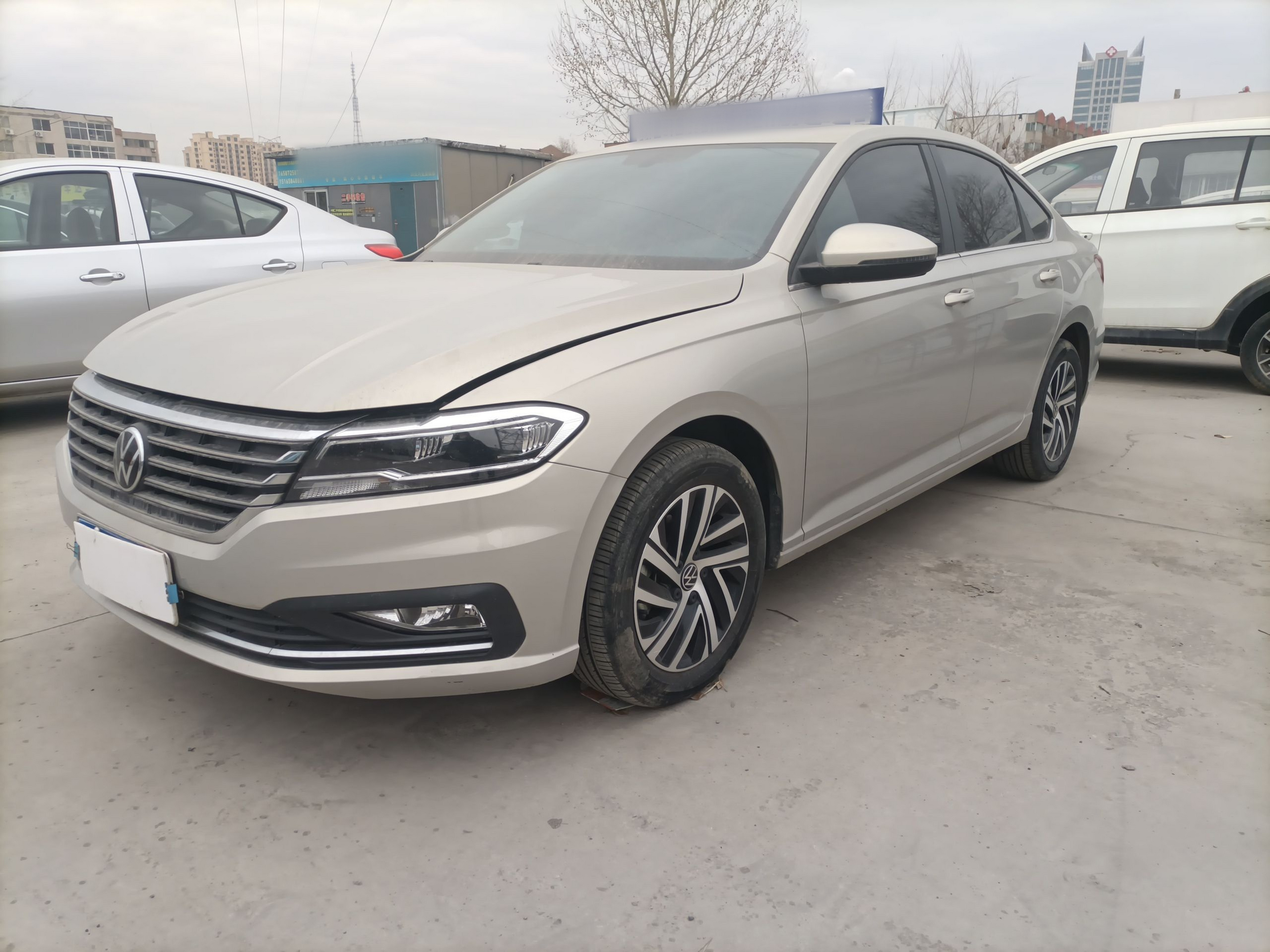 Под передней частью автомобиля