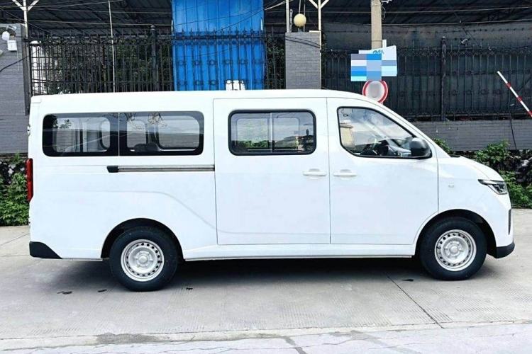 Used Wuling Yangguang 2024 300KM Comfort Version Passenger Van 75kW
