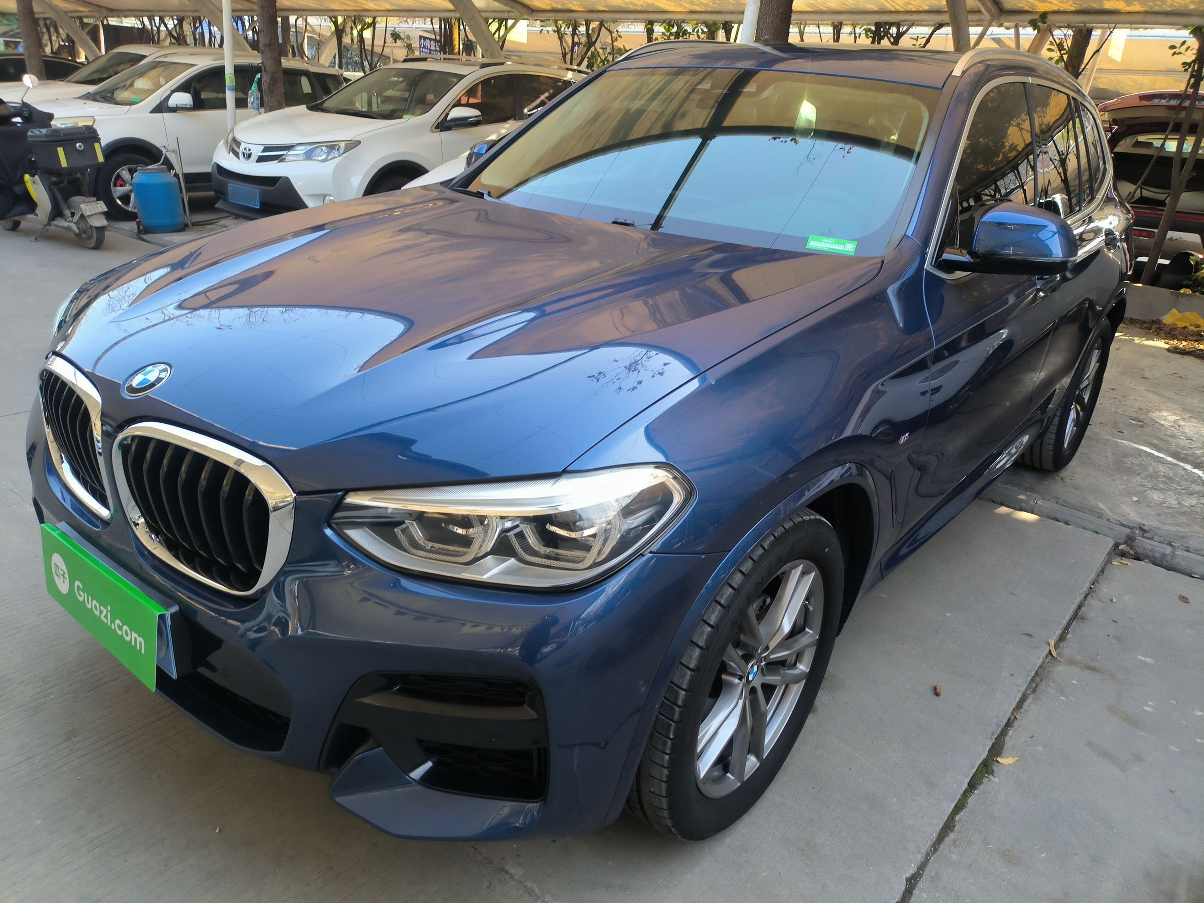 Под передней частью автомобиля