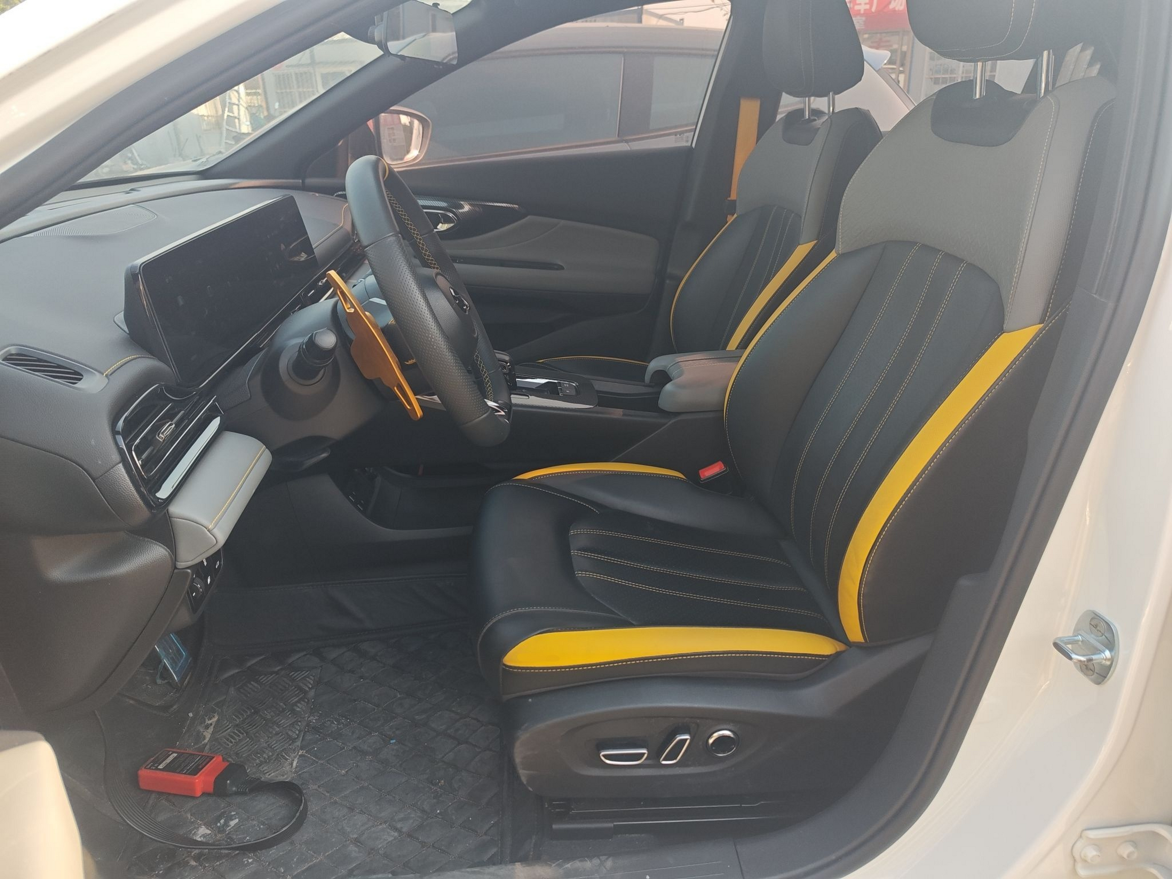 المقاعد الأمامية داخل السيارة