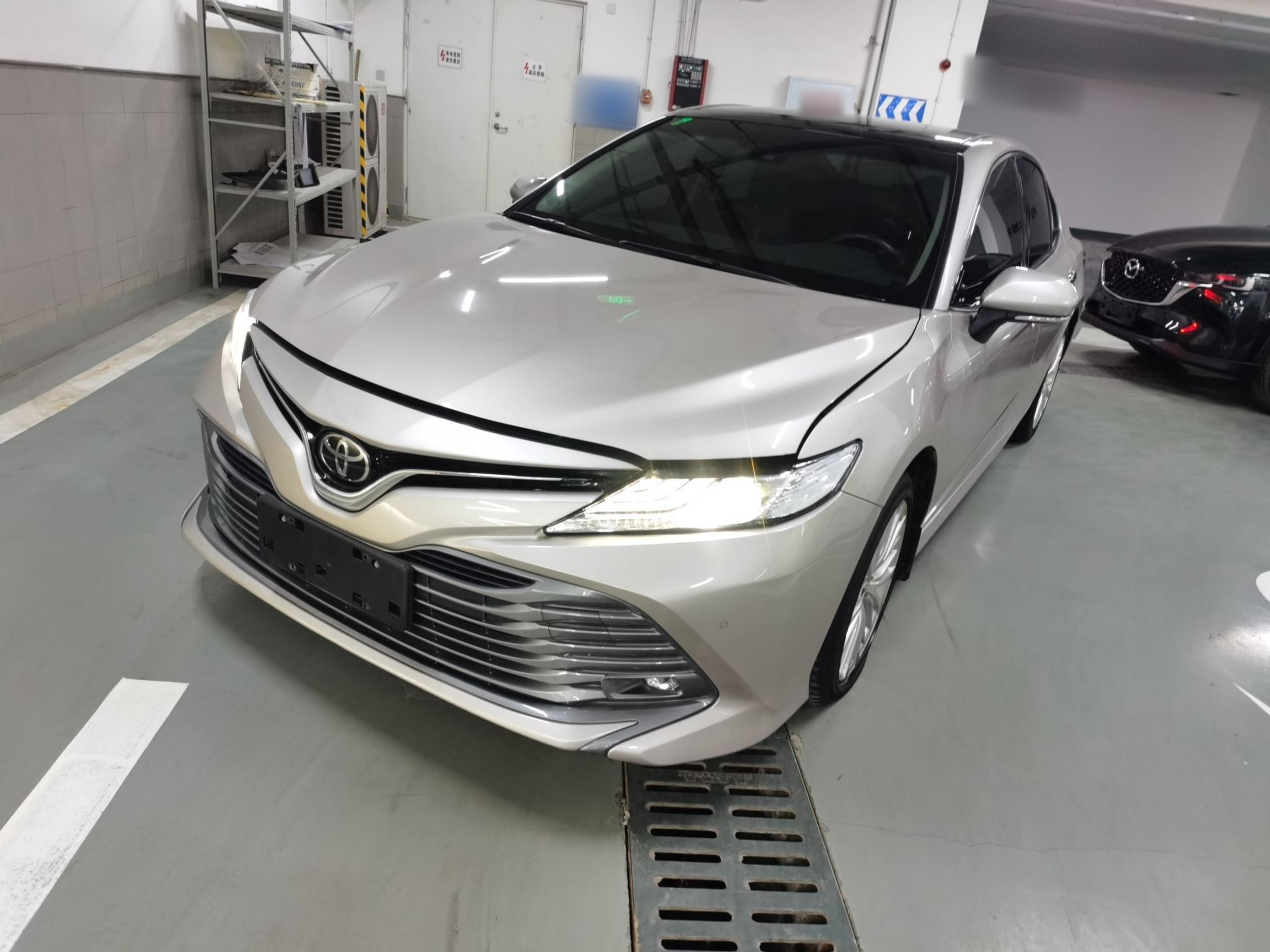 Под передней частью автомобиля