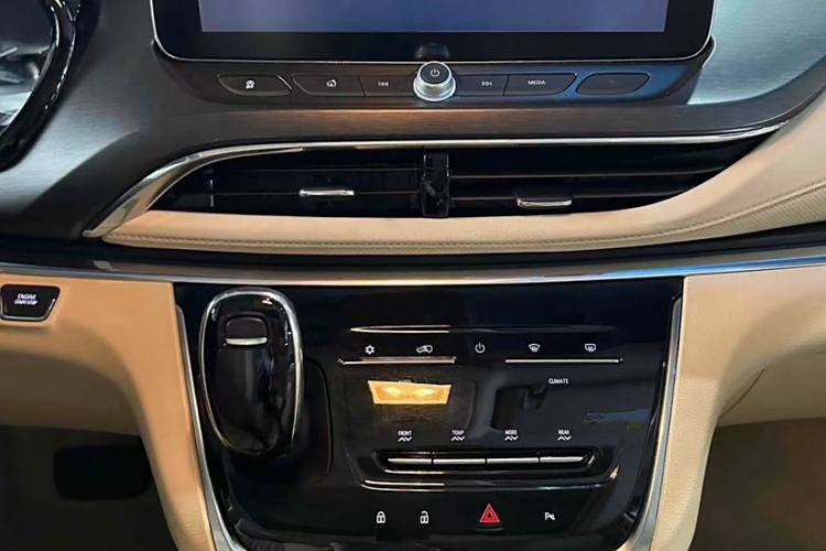 Used Buick GL8 2023 Facelifted Land Cruiser Executive Luxury Version
