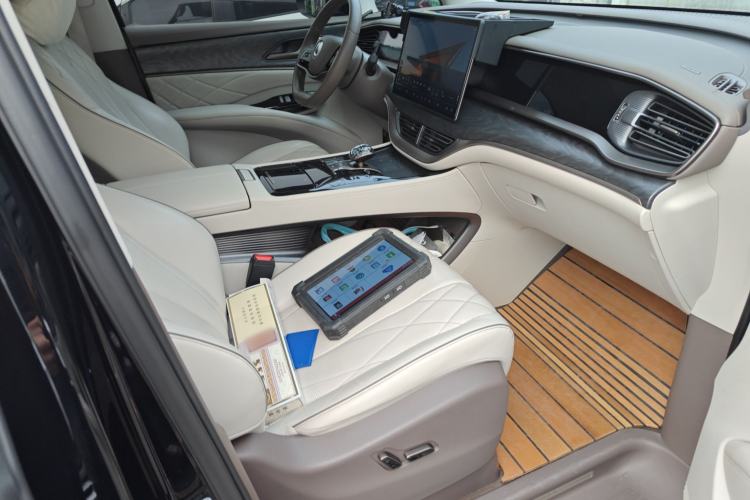 Used Denza D9 2022 DM-i 1040 Prestige Model
