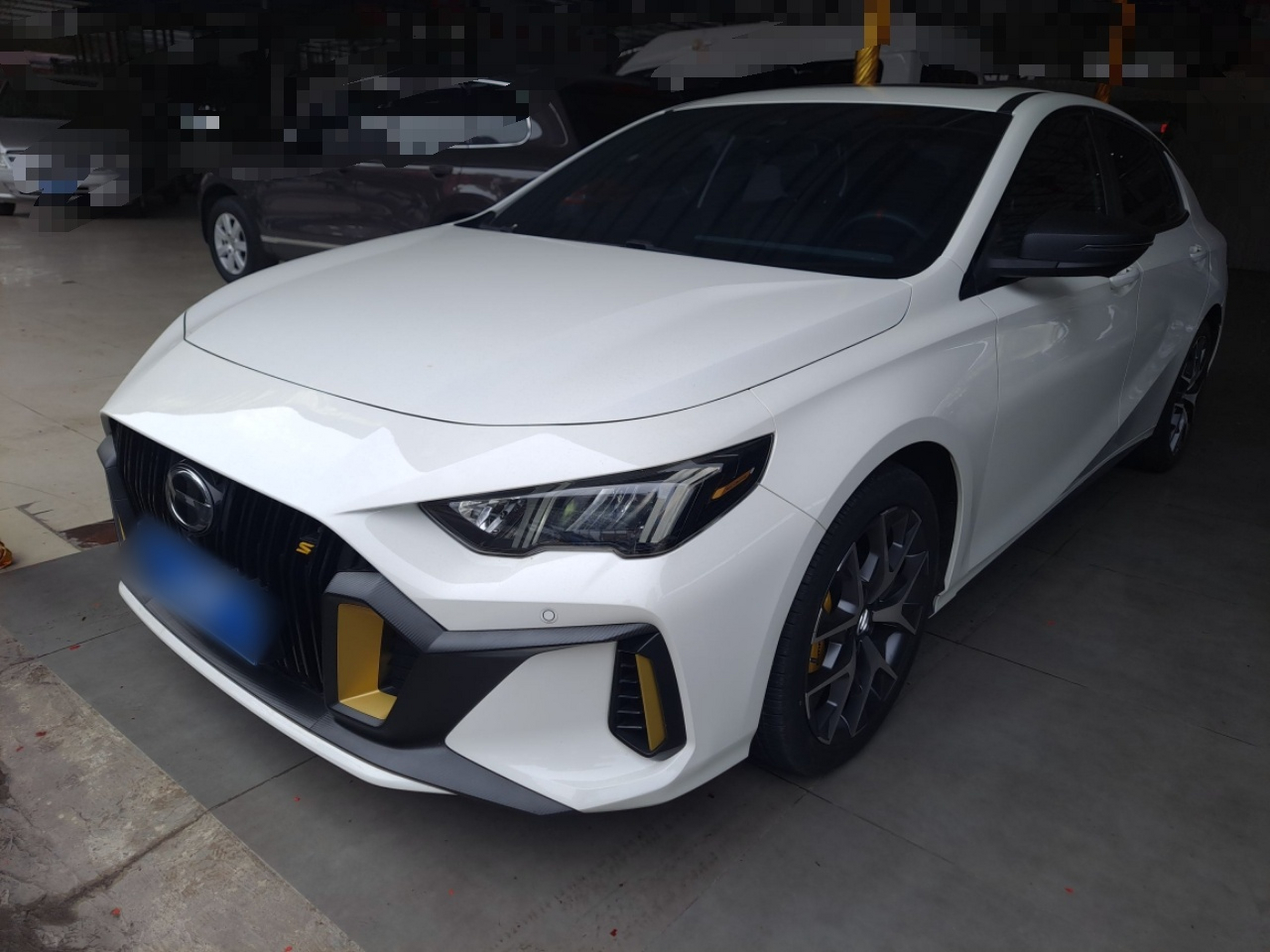 Под передней частью автомобиля