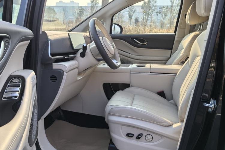 Used VOYAH Dream 2025 PHEV Four-Wheel Drive Prestige Kunpeng Edition
