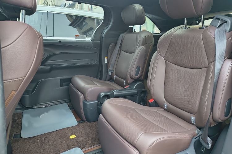 Used Toyota Sienna 2023 2.5L Hybrid Platinum Edition
