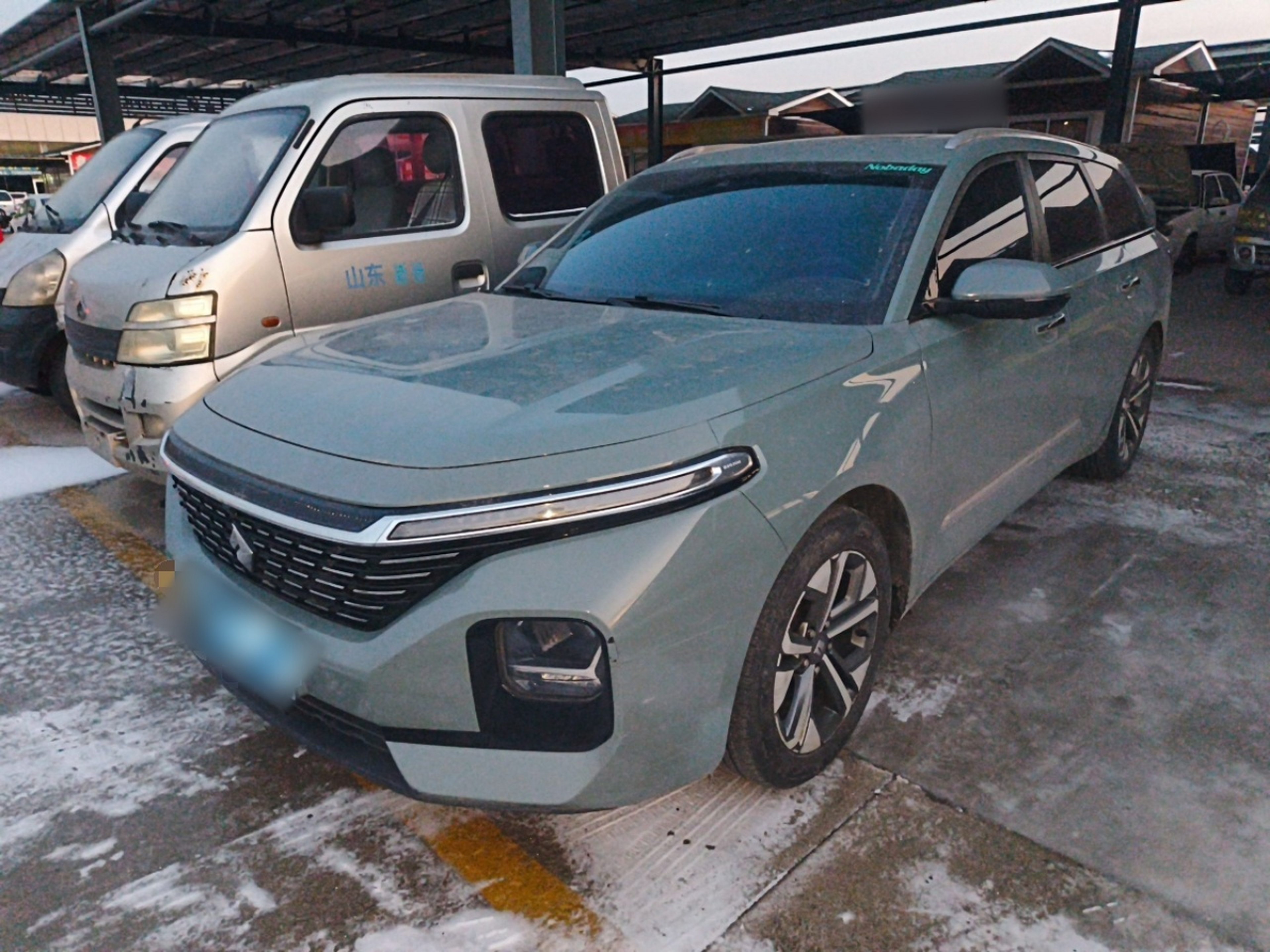 تحت مقدمة السيارة