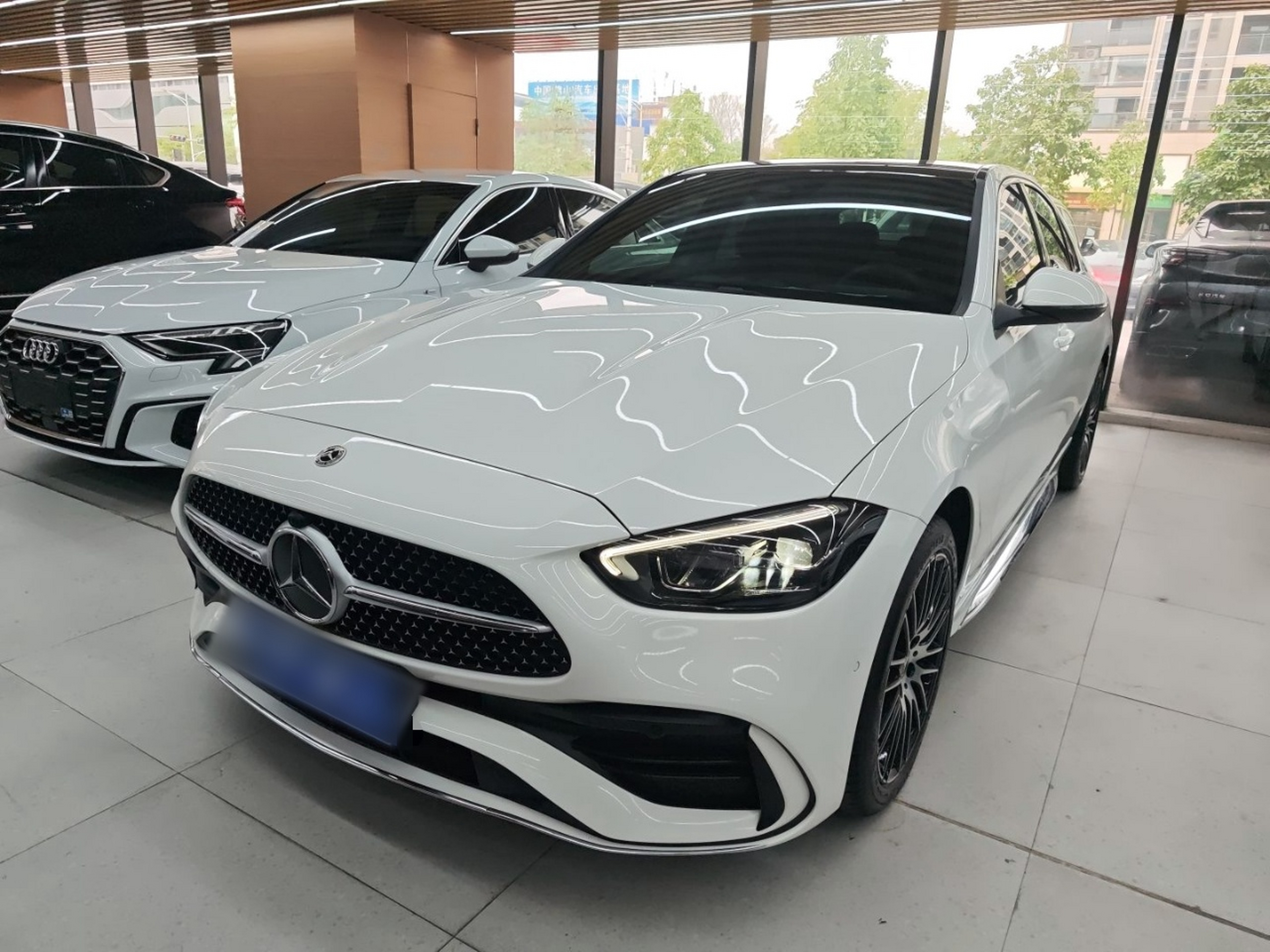 Под передней частью автомобиля