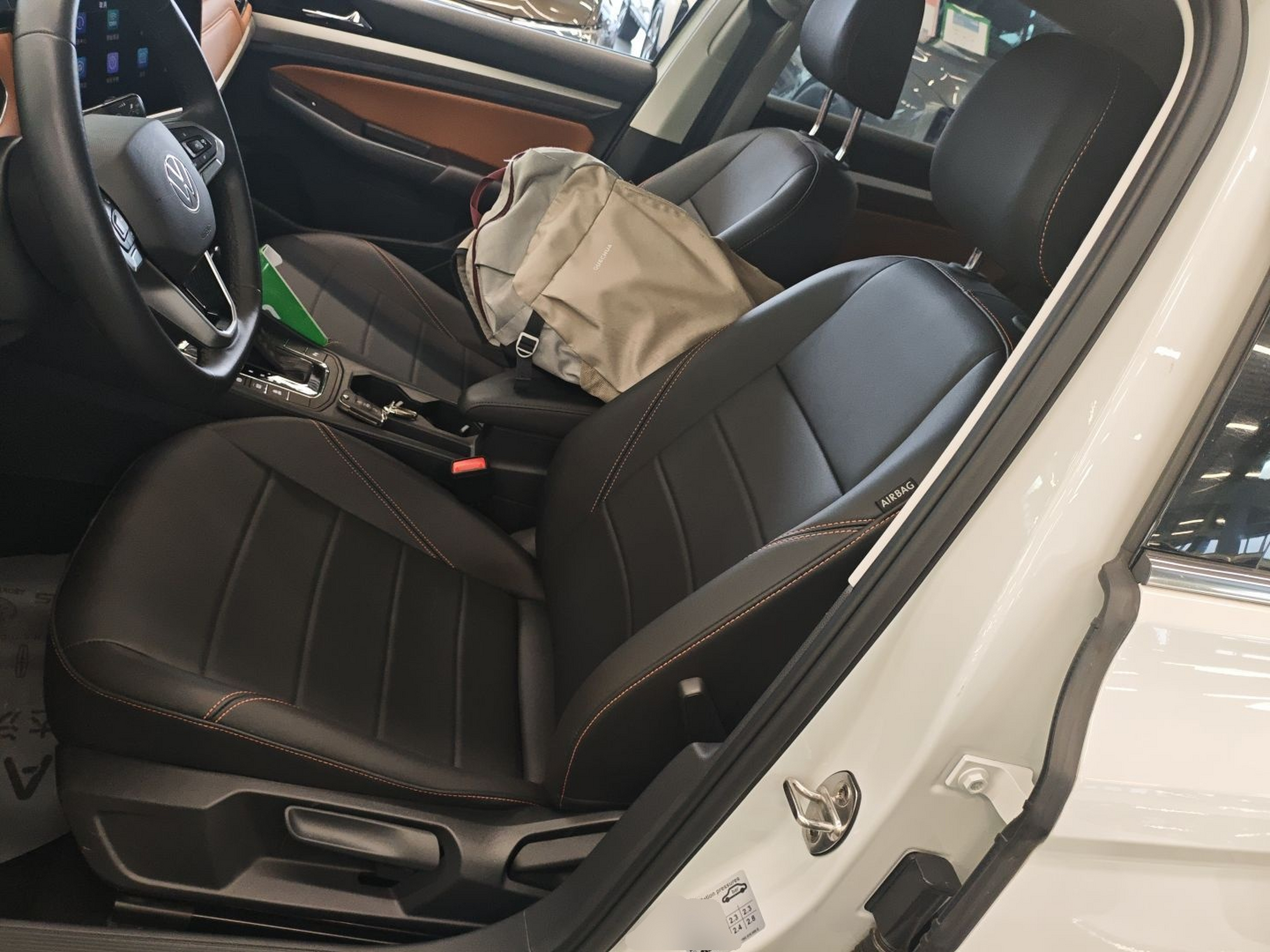 المقاعد الأمامية داخل السيارة