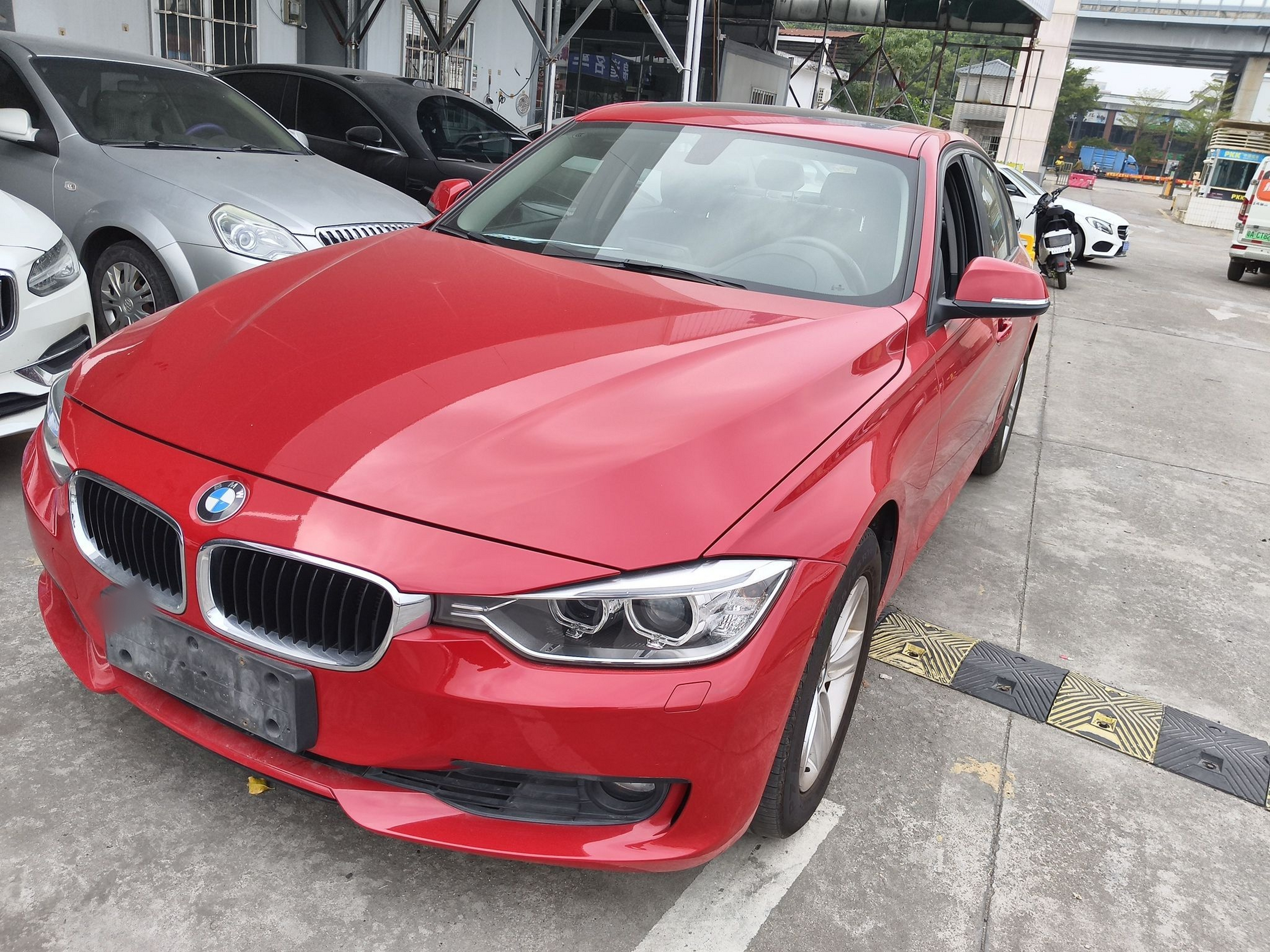 Под передней частью автомобиля