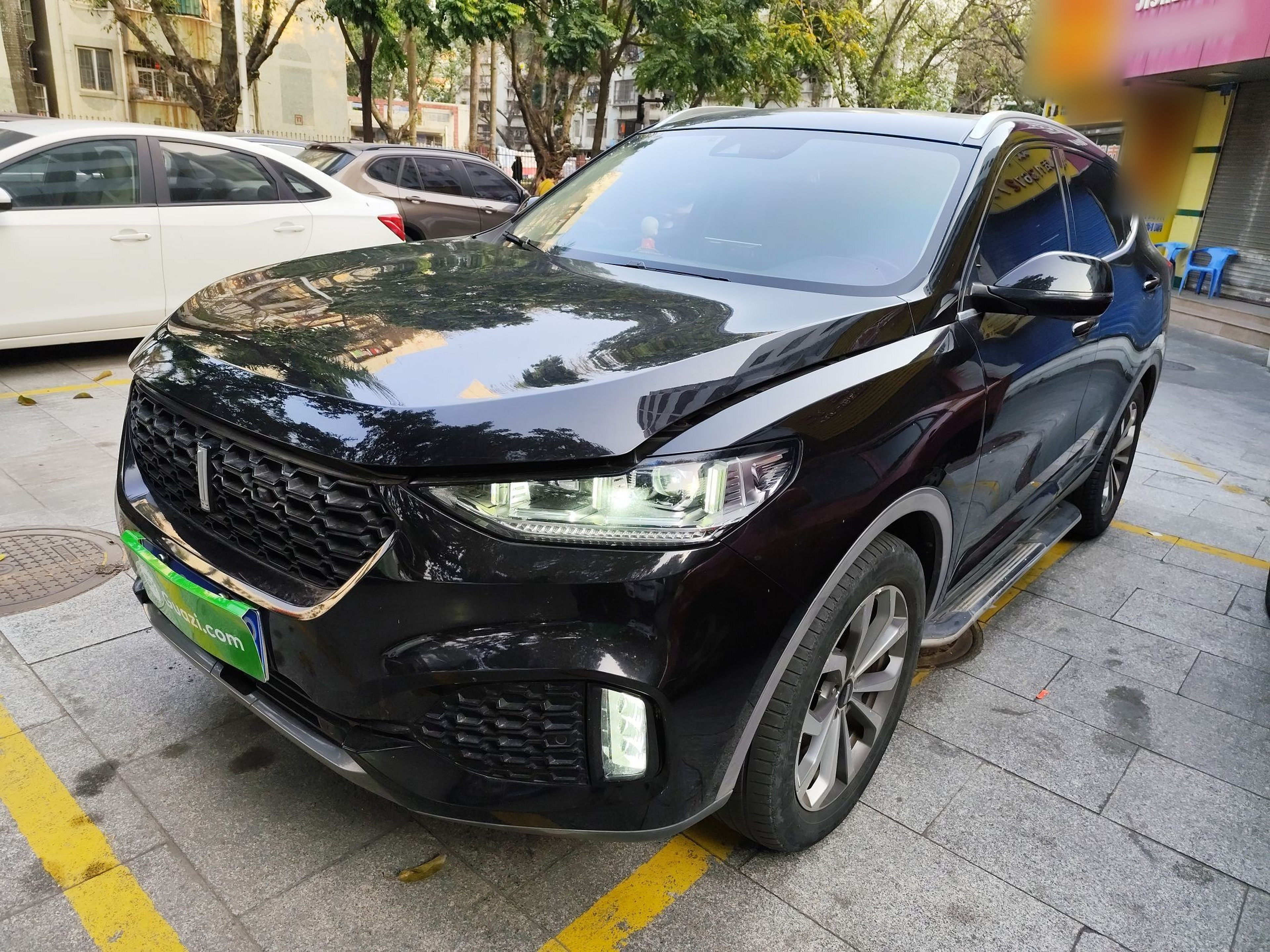 تحت مقدمة السيارة