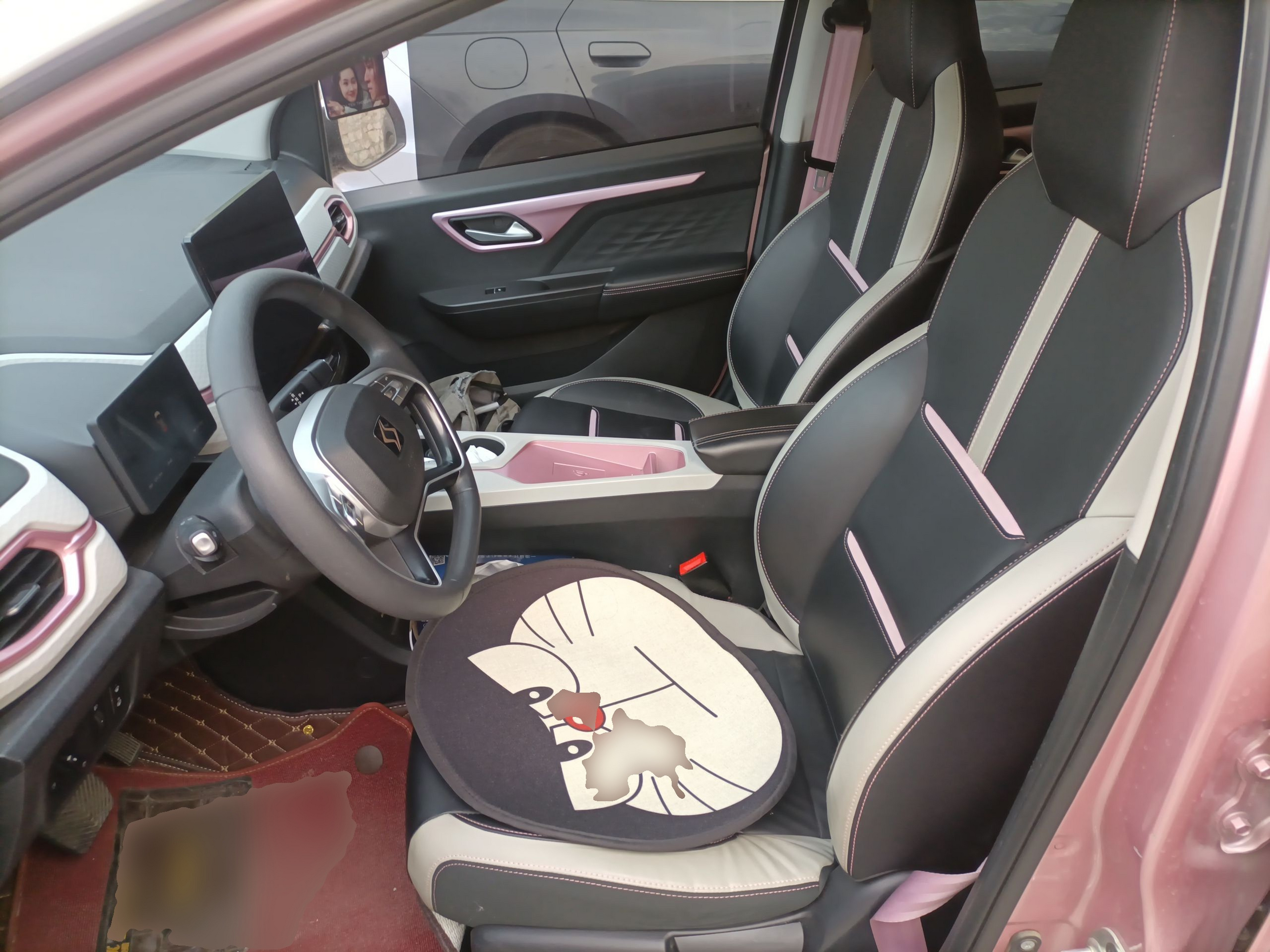 المقاعد الأمامية داخل السيارة