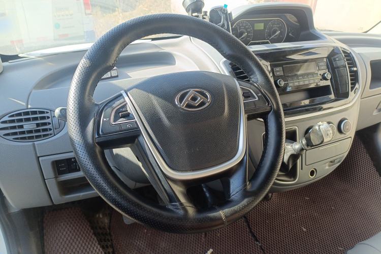 Used SAIC MAXUS Xintu V80 2023 2.0T AMT Classic City Distribution King Short Wheelbase Mid-Roof 3-Seater
