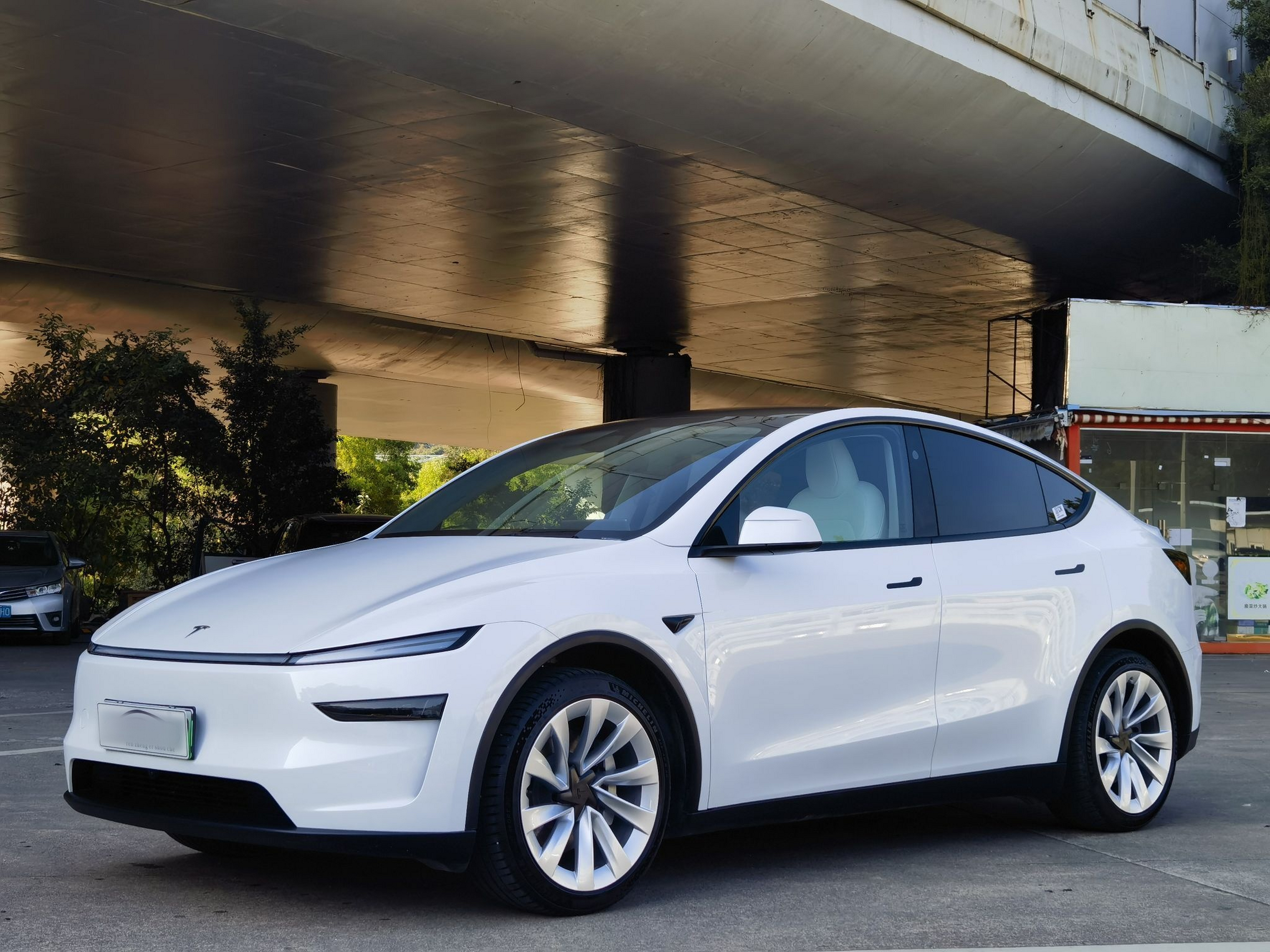 Под передней частью автомобиля