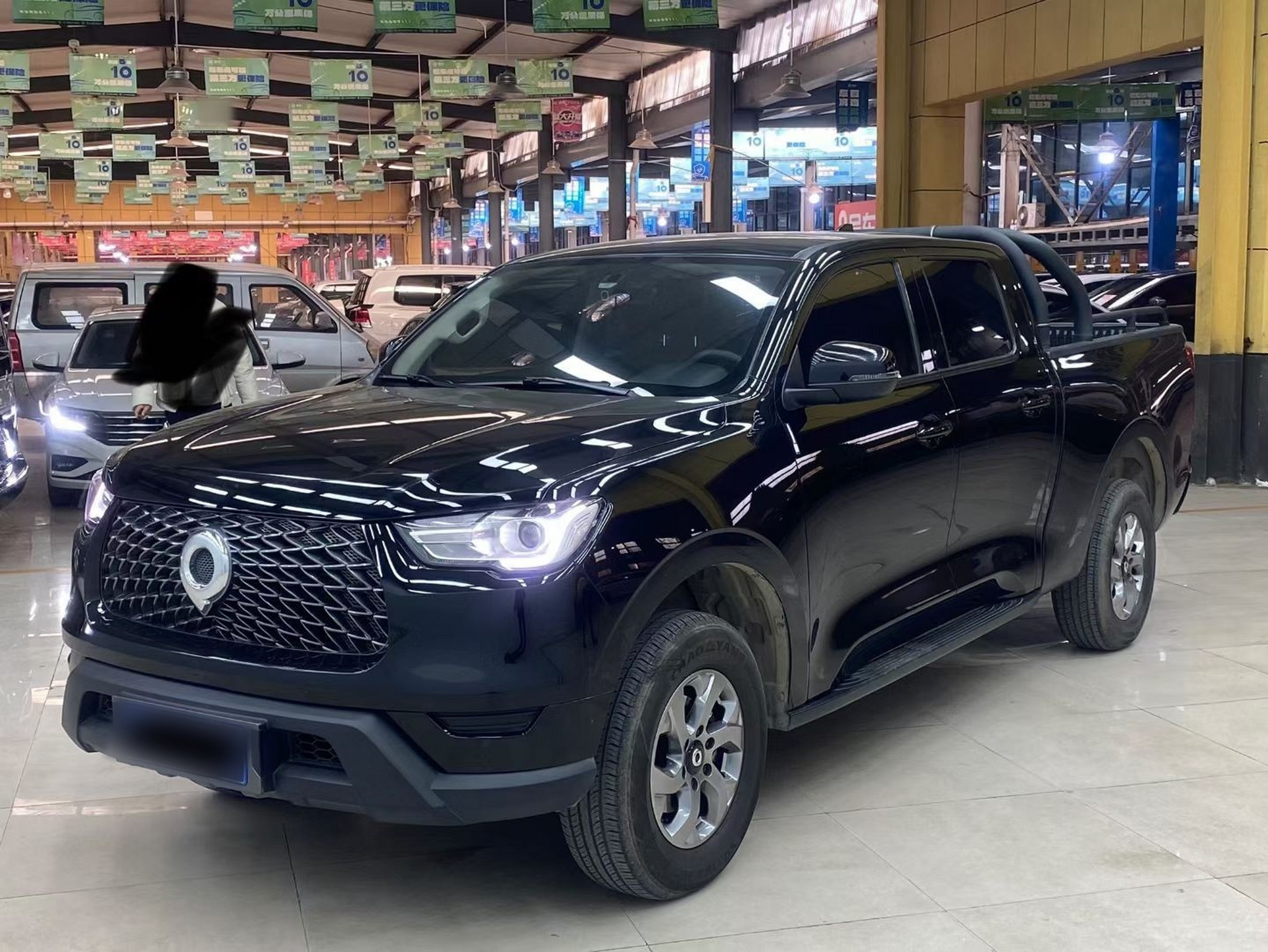 تحت مقدمة السيارة