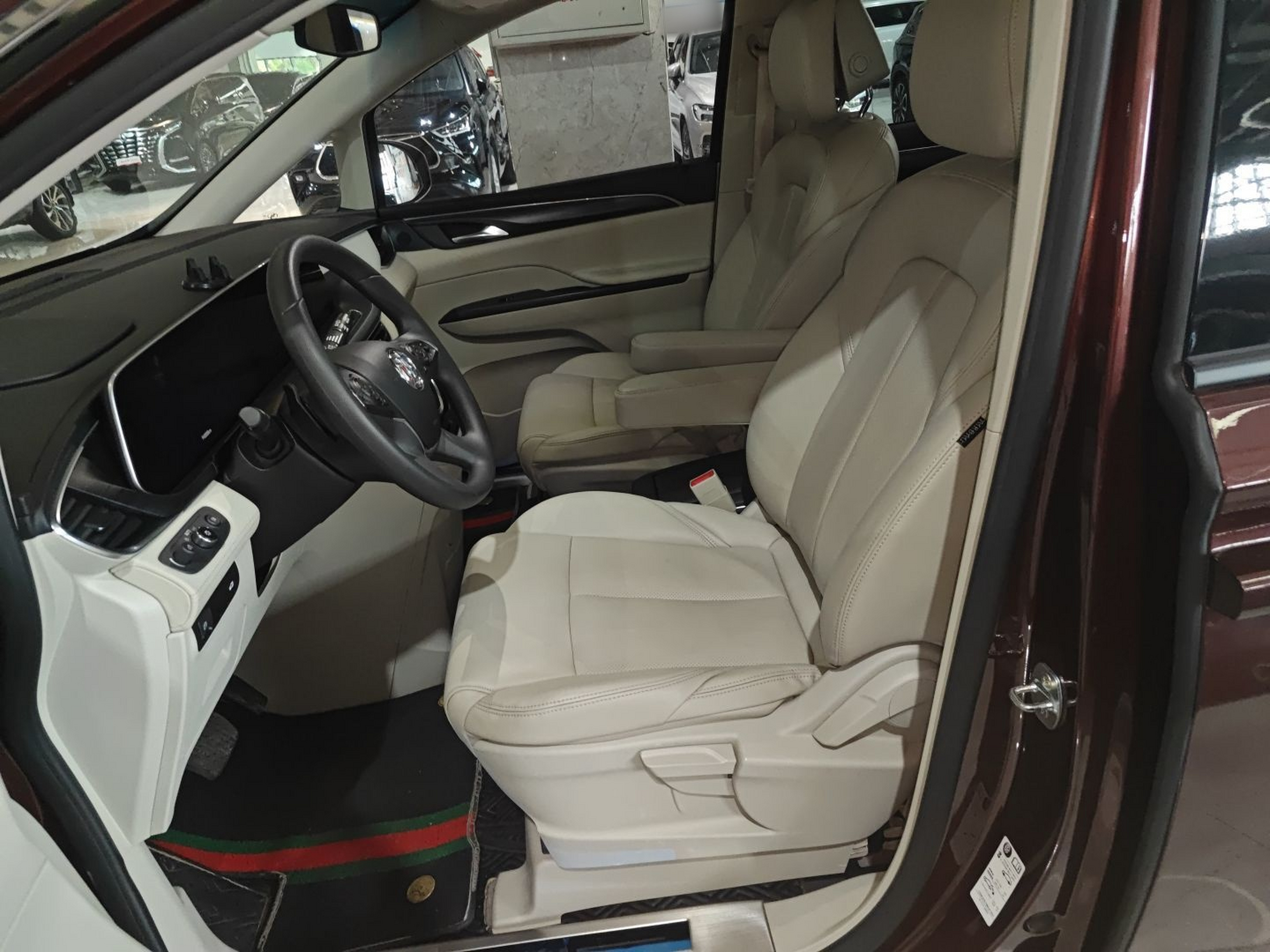 Переднее сиденье в автомобиле