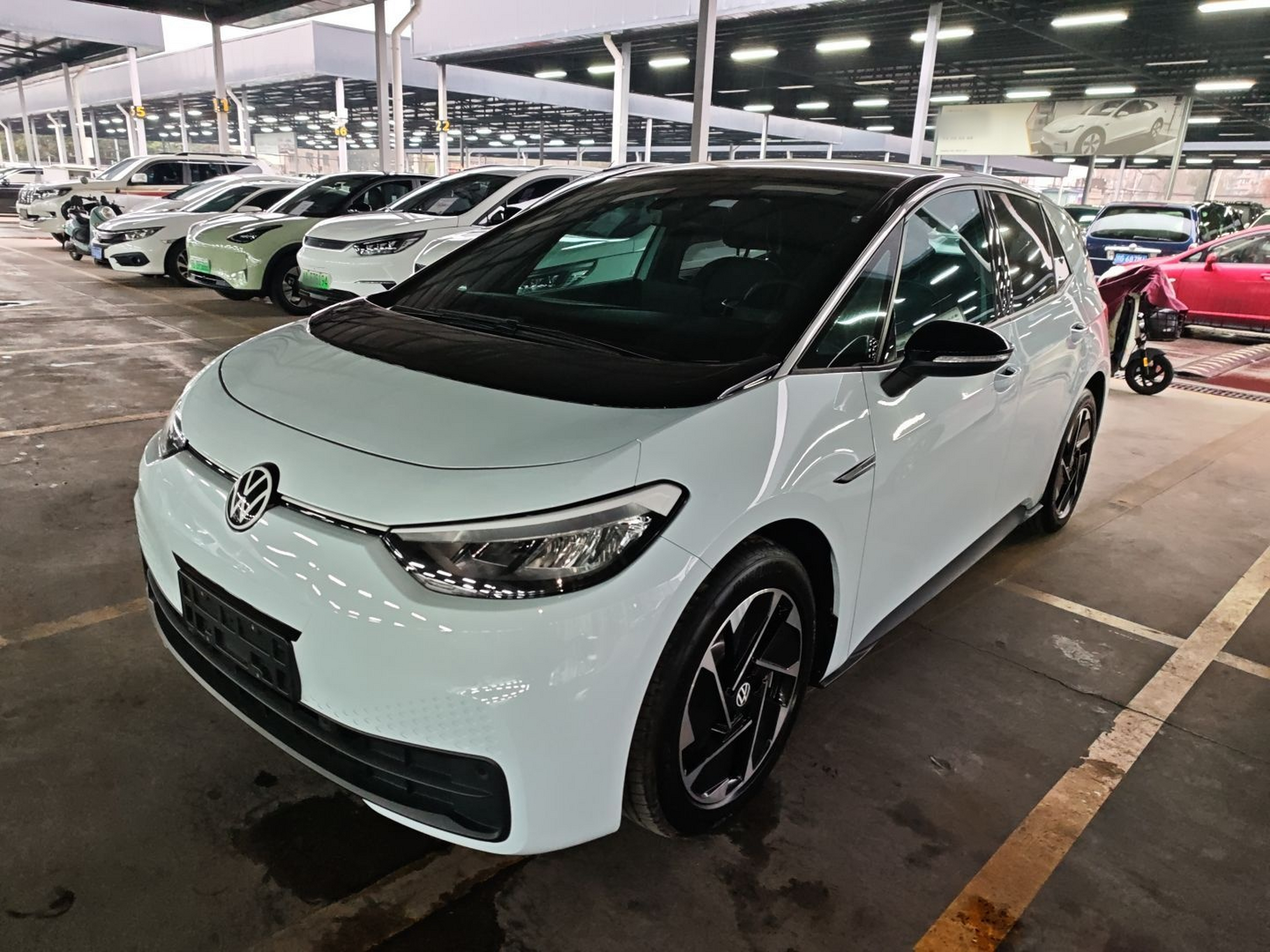 Под передней частью автомобиля