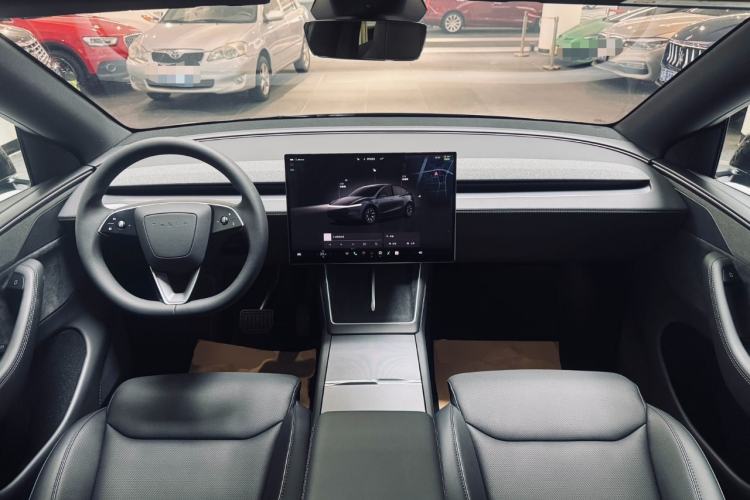 Used Tesla Model Y L 2025 Long-Range All-Wheel-Drive Version

