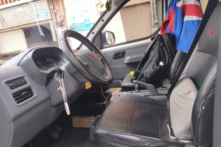 Used Wuling Yangguang 2024 300KM Comfort Version Passenger Van 75kW