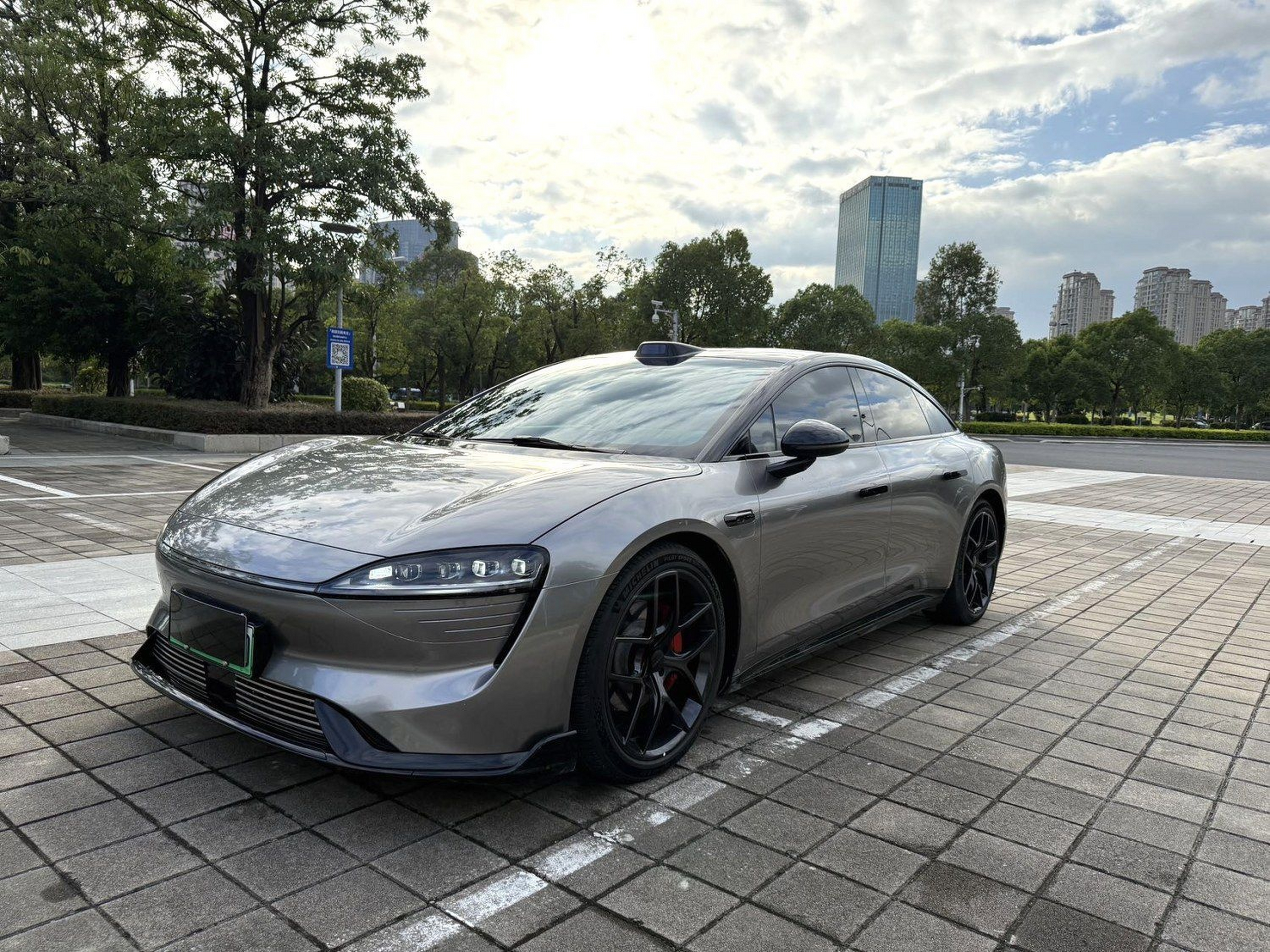 Под передней частью автомобиля