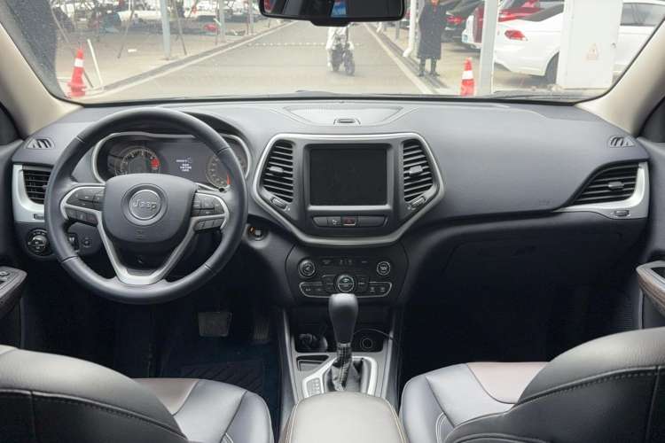 Used  Cherokee 2020 2.0L Two-Wheel Drive Classic Sports Edition
