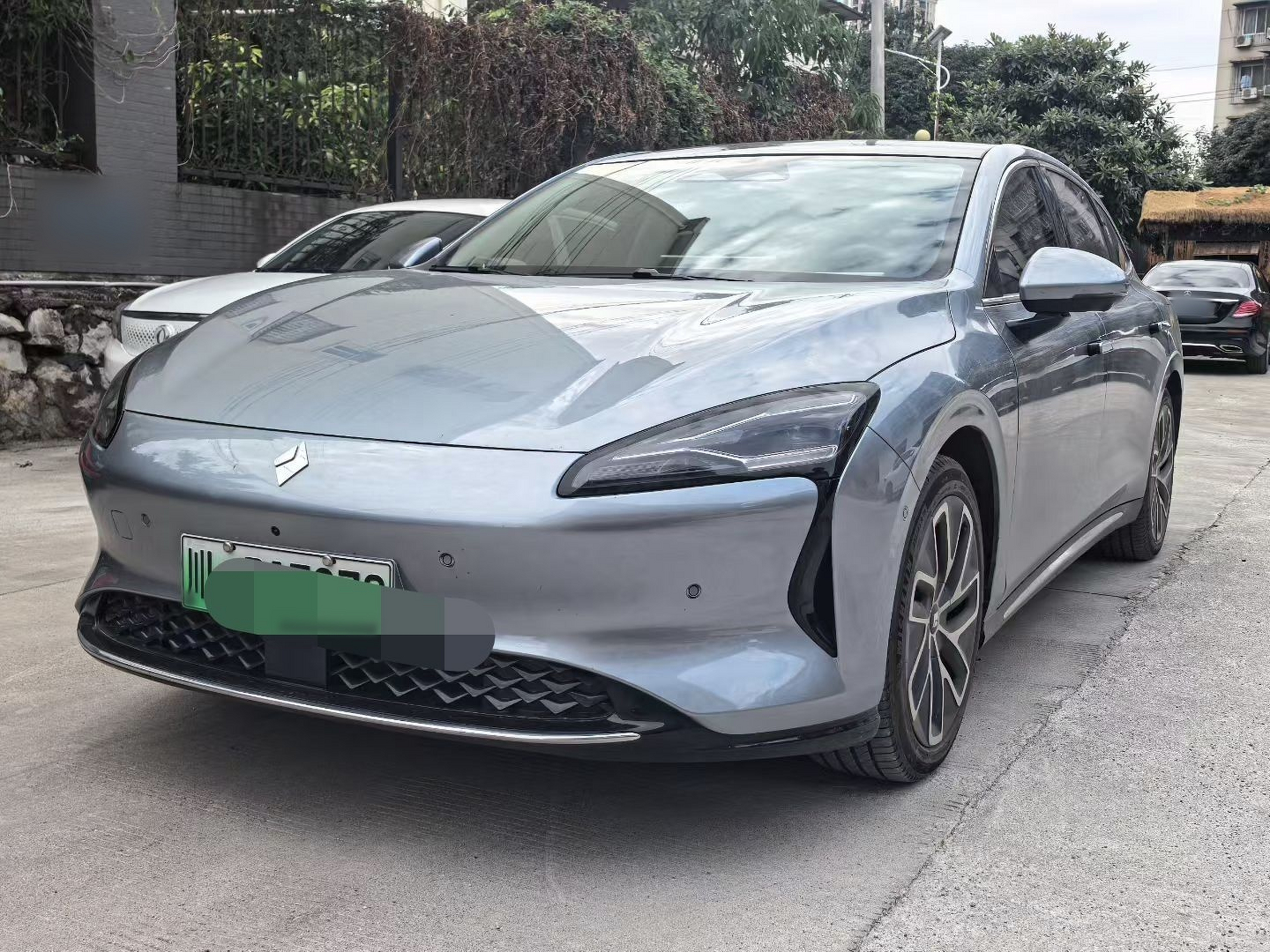 Под передней частью автомобиля