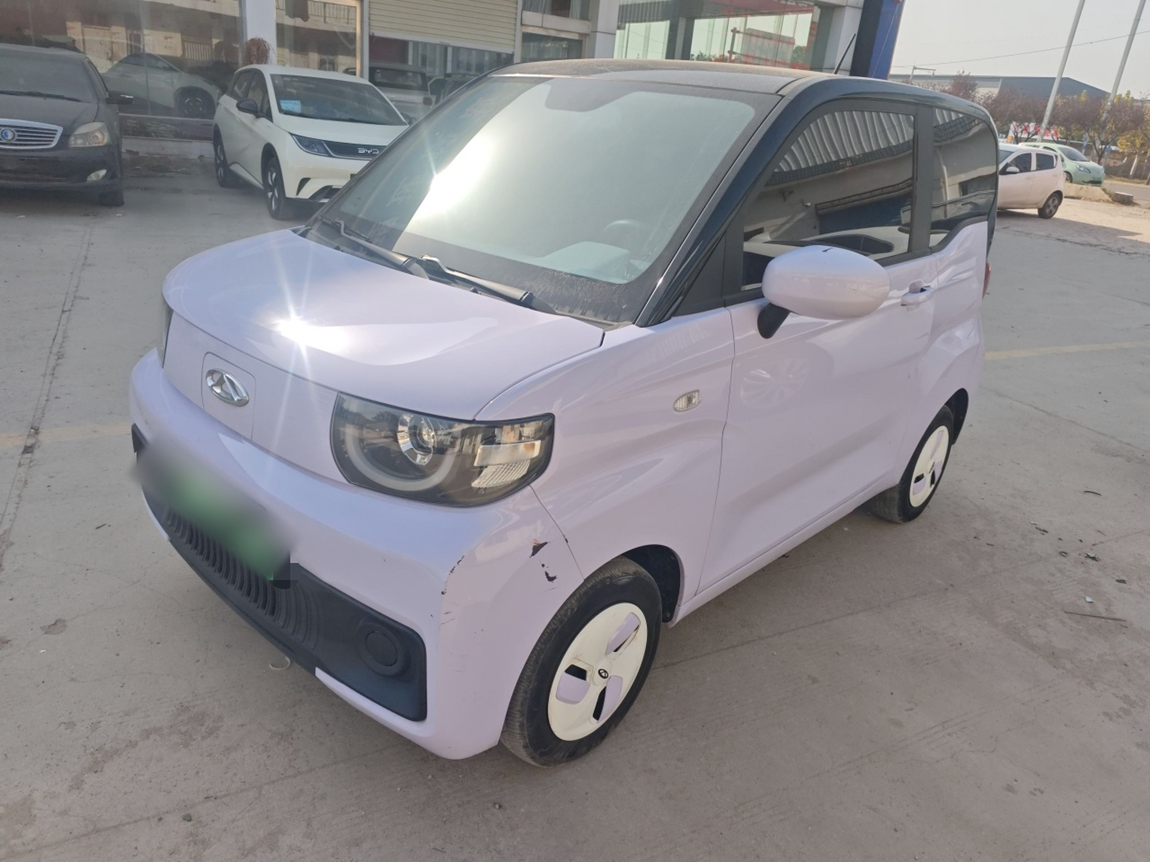 تحت مقدمة السيارة