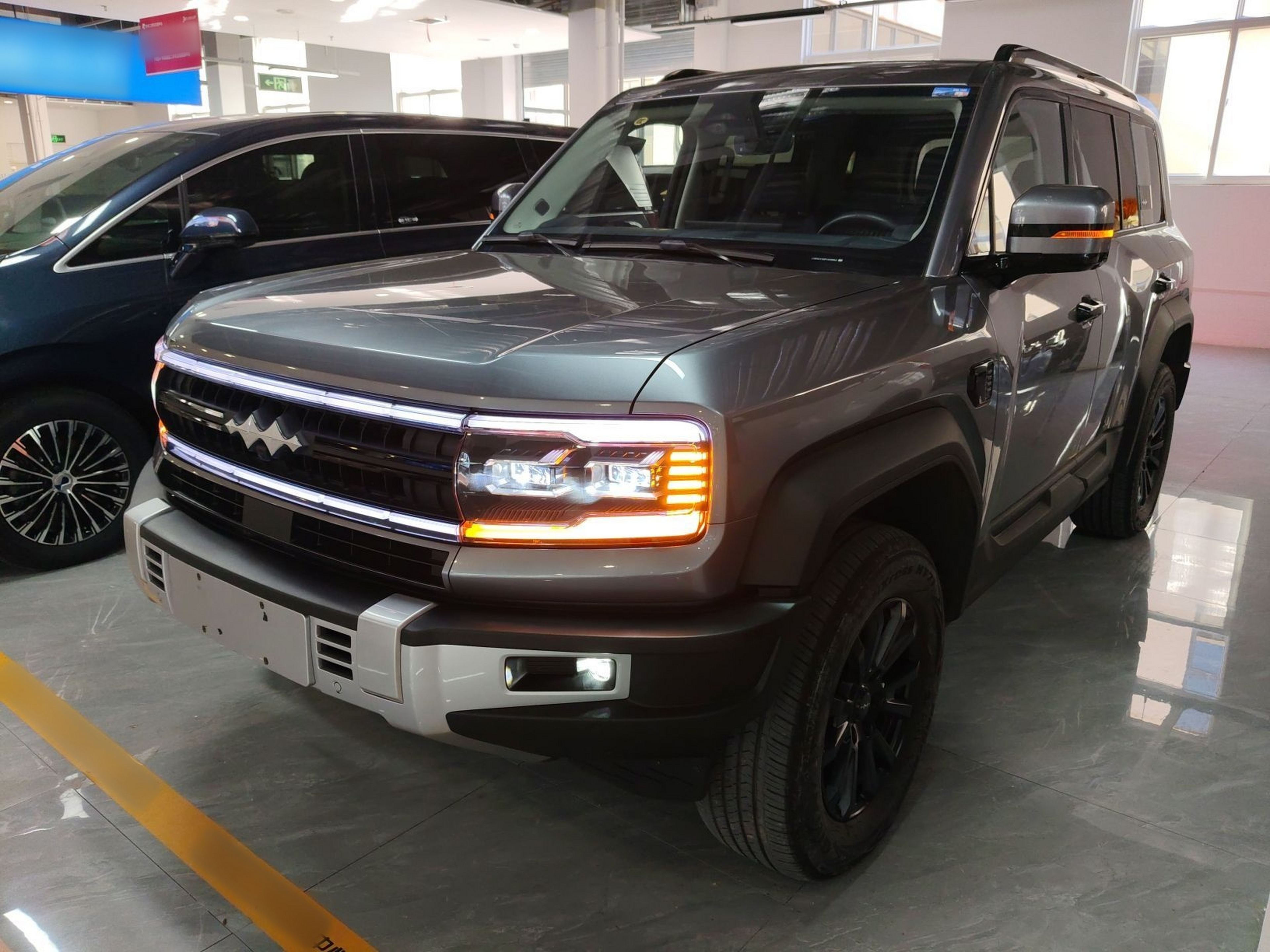 تحت مقدمة السيارة