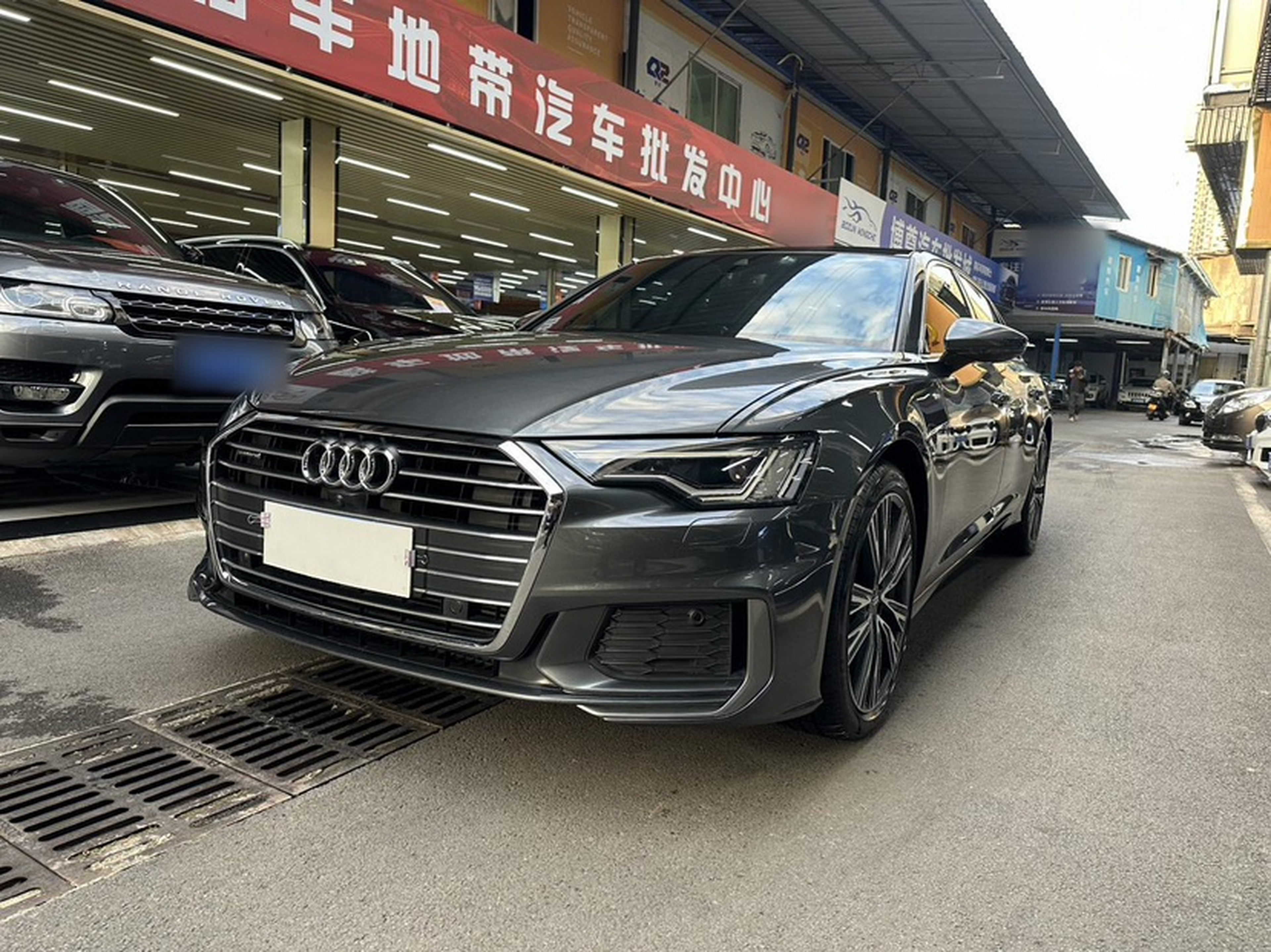 تحت مقدمة السيارة