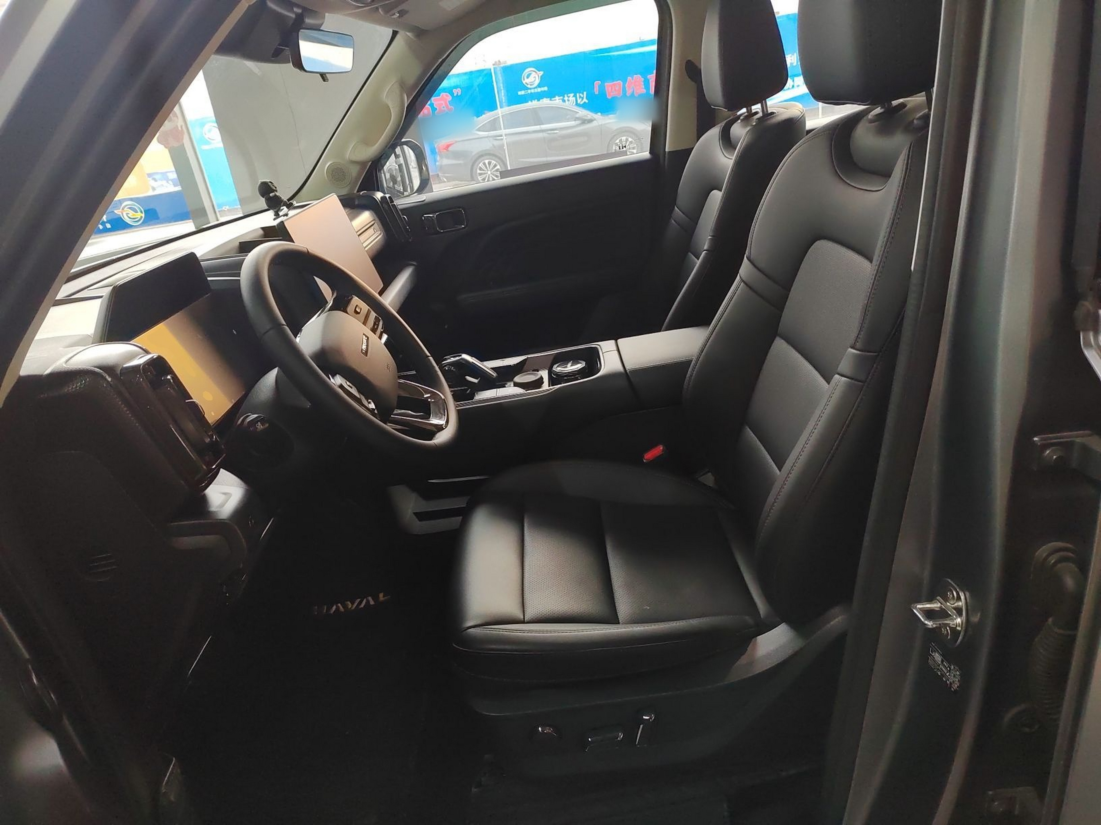 المقاعد الأمامية داخل السيارة